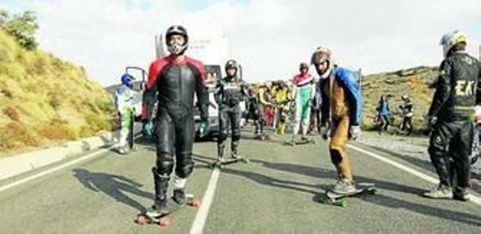 Curvas de vértigo del Alto de Velefique atraen a 100 amantes del 'longboard'