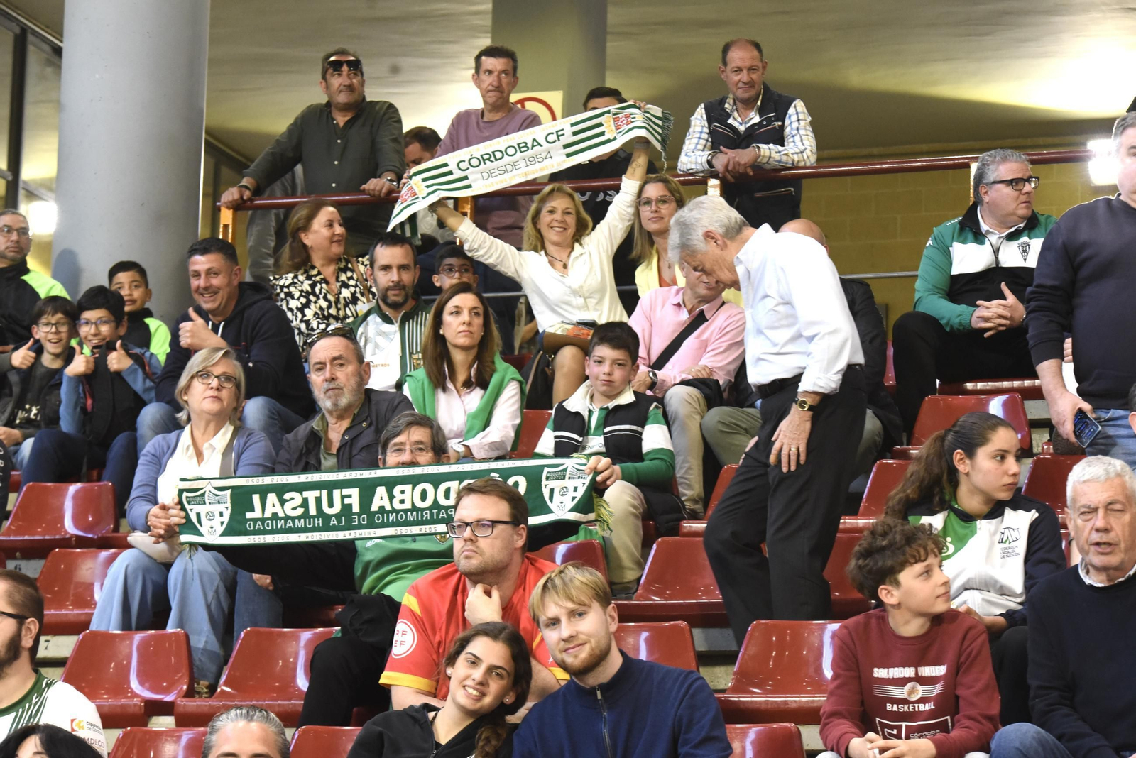 Las mejores fotos del ambiente en Vista Alegre para el Córdoba Futsal - AD Sala 10 Zaragoza