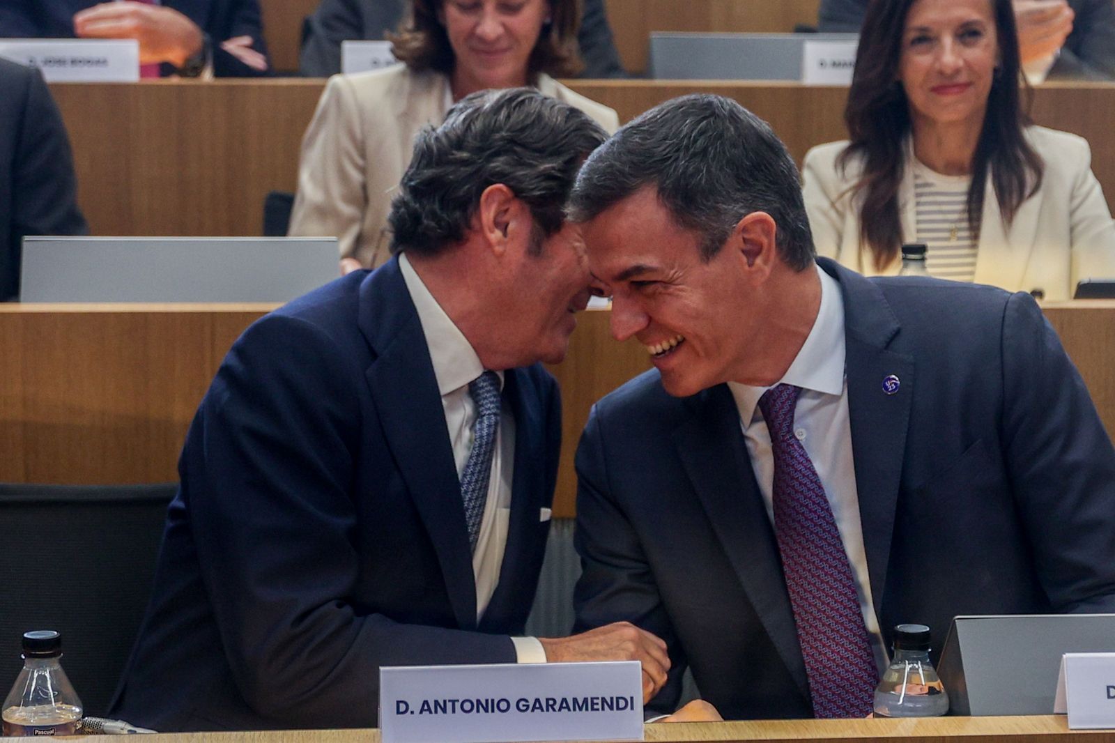 Pedro Sánchez comparte confidencias con el presidente de la CEOE, Antonio Garamendi.