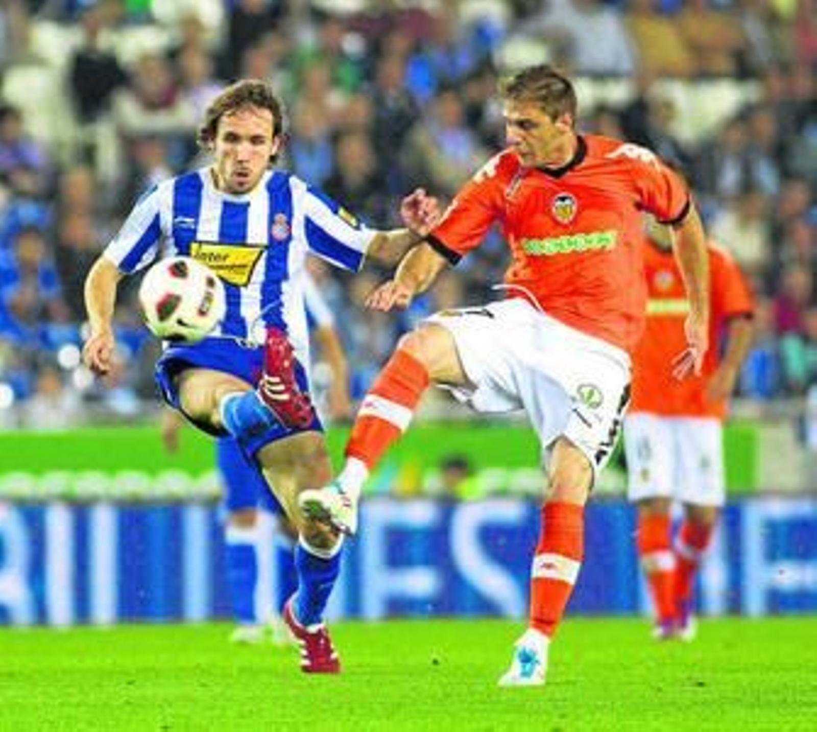 Verdú y Joaquín pugnan por el esférico en un partido de esta temporada.