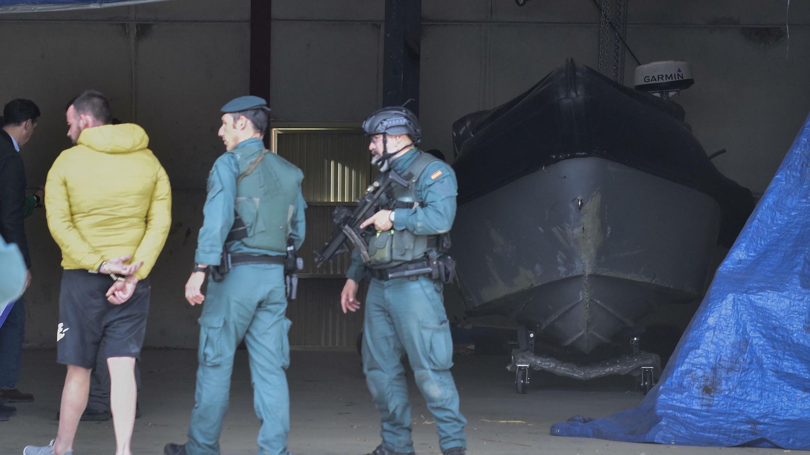 Agentes de la Guardia Civil y uno de los arrestados.