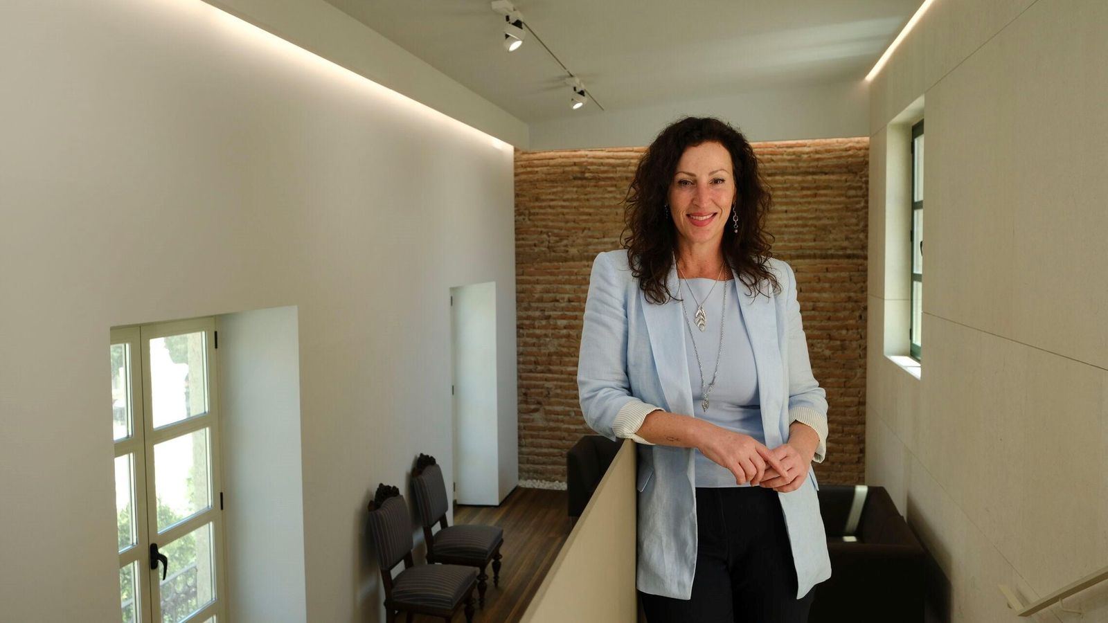 La alcaldesa, en uno de los antiguos muros restaurados de la Casa Consistorial.