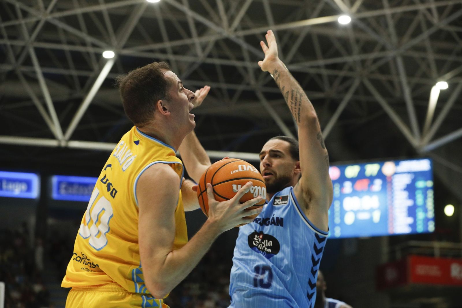 Miquel Salvó, ante Francis Alonso.