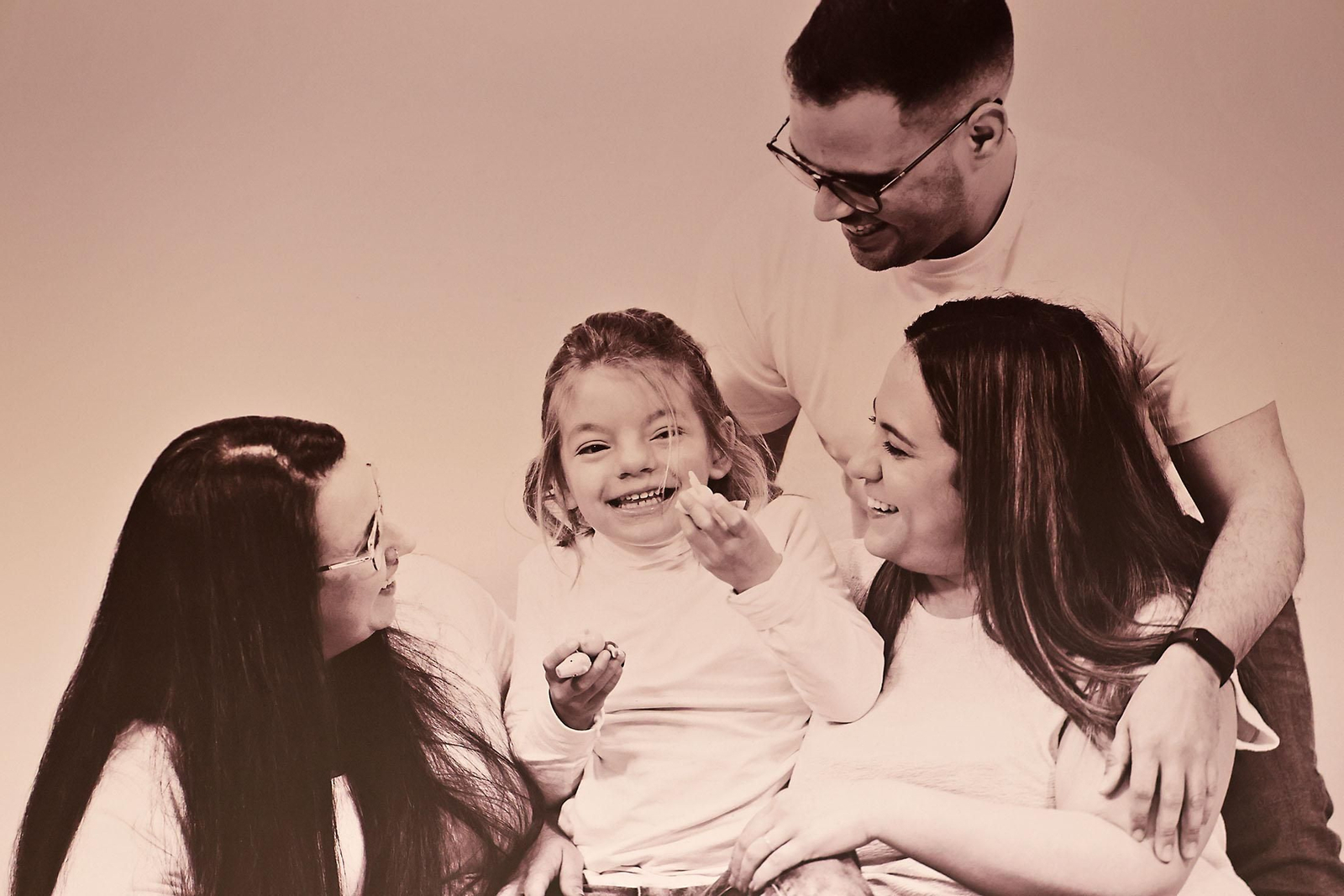 Inauguración de la exposición '25 Años, Infinitas historias auténticas' de Autismo Huelva Ánsares