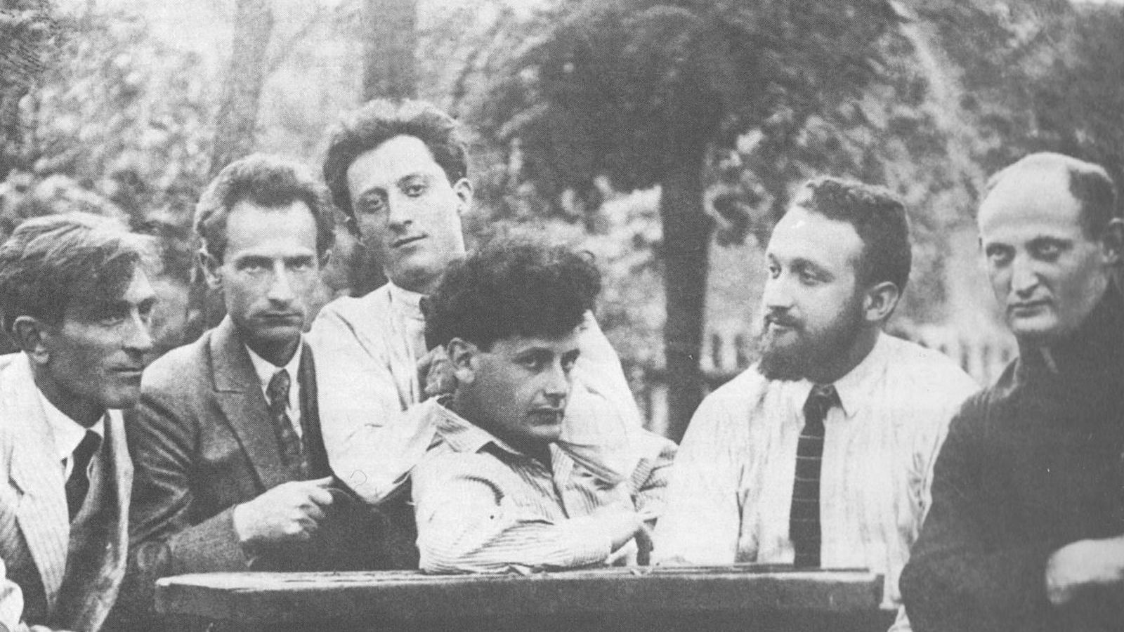 Un grupo de escritores y artistas polacos en Varsovia, 1922. I. Y. Singer es el último por la derecha.