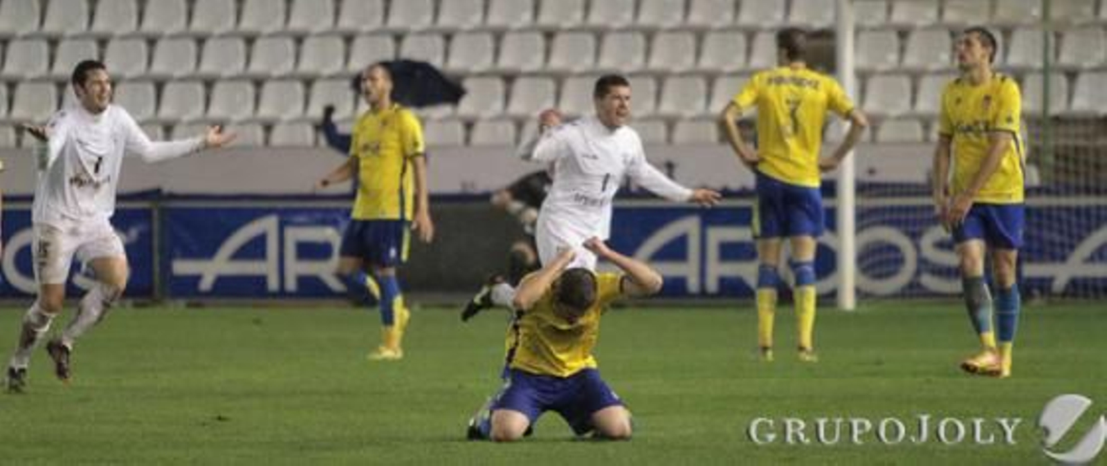Indiano, desesperado, se lamenta tras recibir el 1-0. 

Foto: LOF