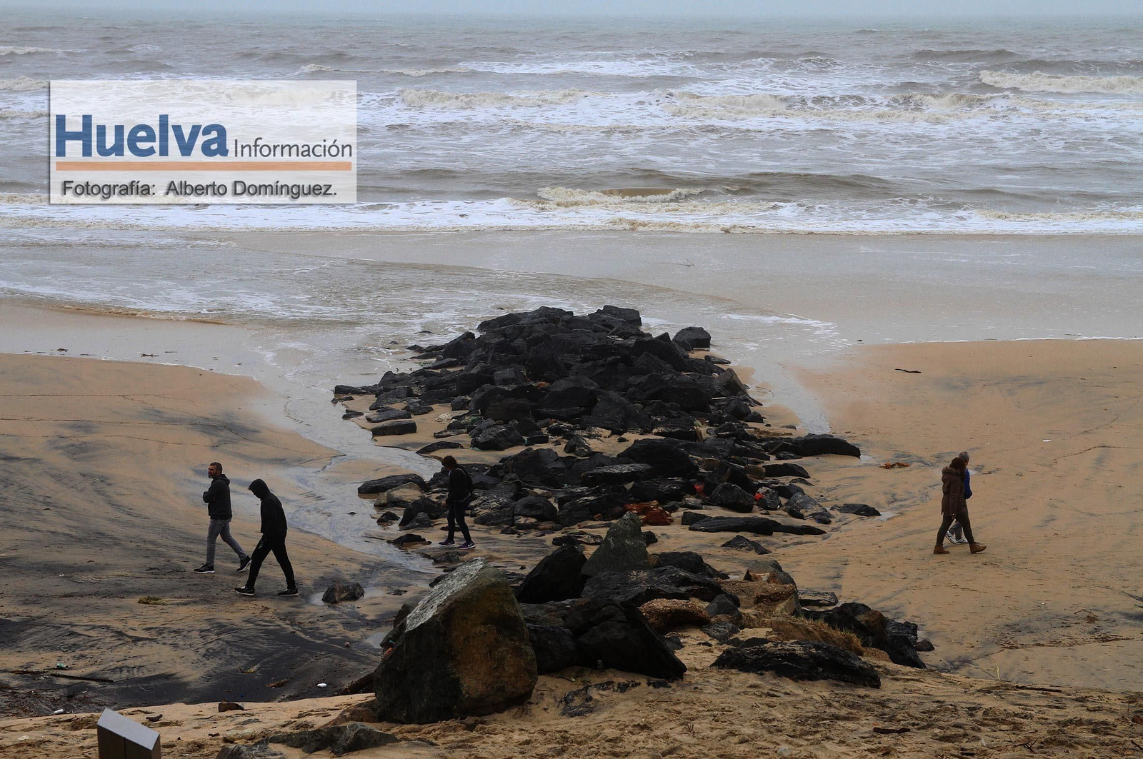 Imágenes del temporal de viento y lluvia en la playa de Matalascañas