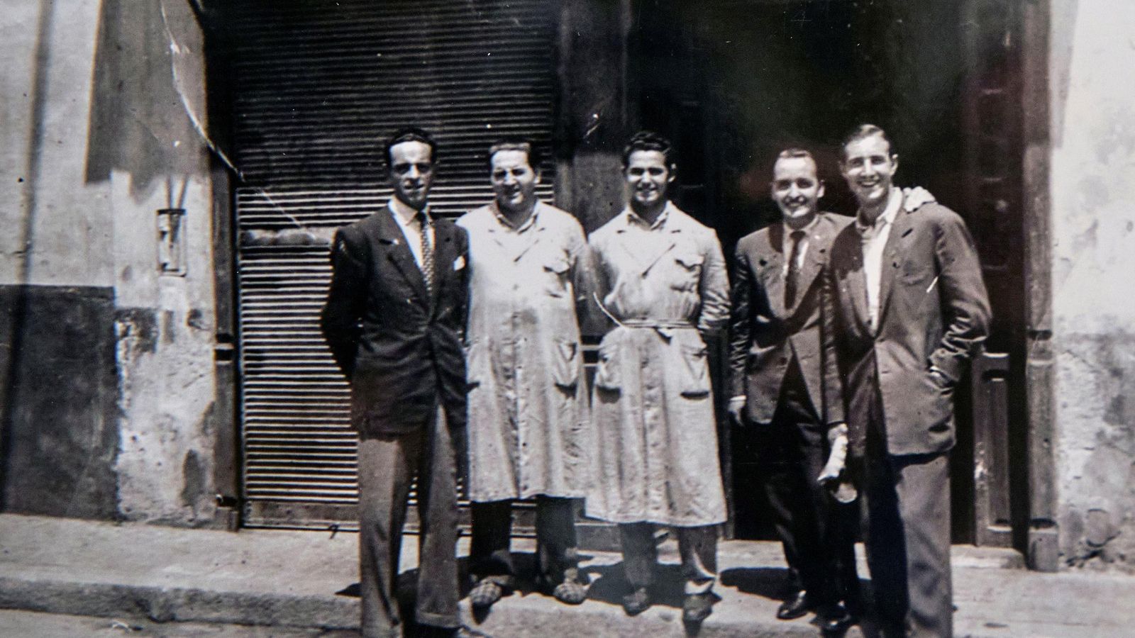 Román Castro, su sobrino Juanito y unos clientes.