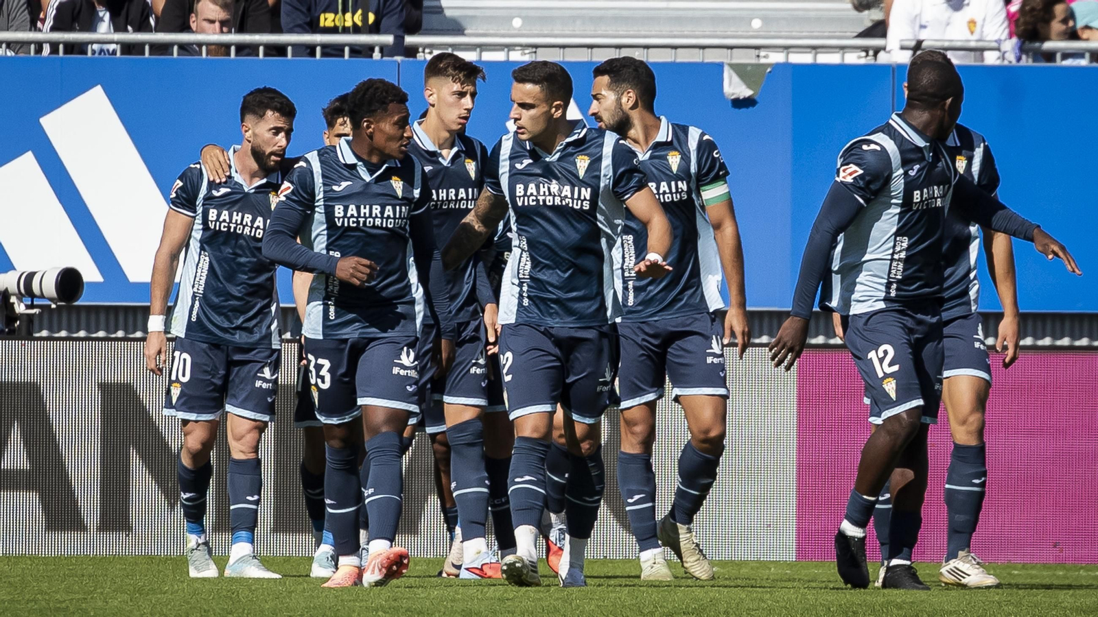Los jugadores del Córdoba CF celebran el gol de su victoria en Zaragoza.