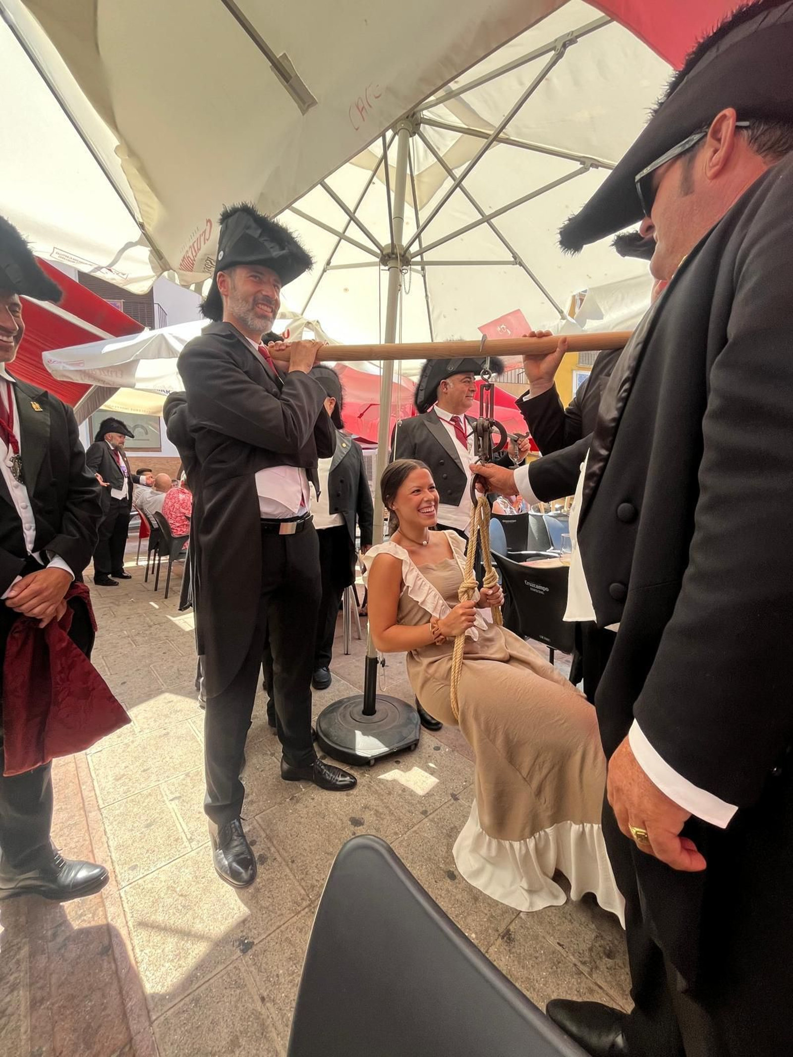 Una joven se pesa en la romana típica de la Fiestasantos.