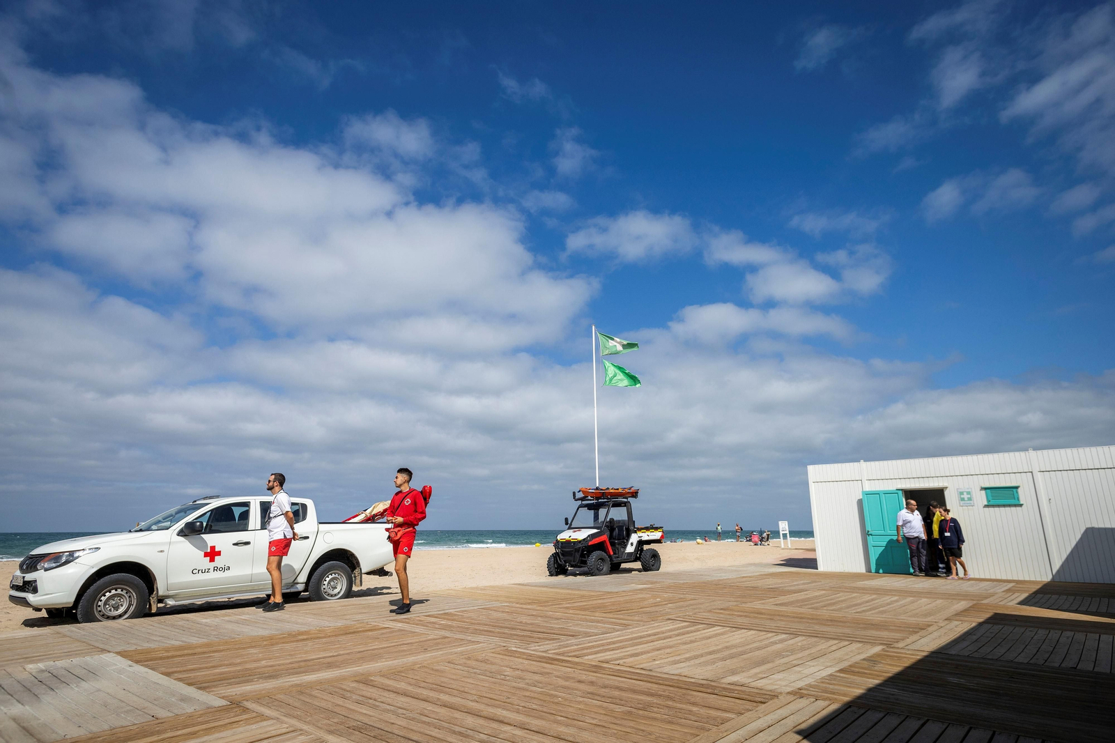 En imágenes: así se pone a prueba el servicio de socorrismo y salvamento de la playa de Camposoto