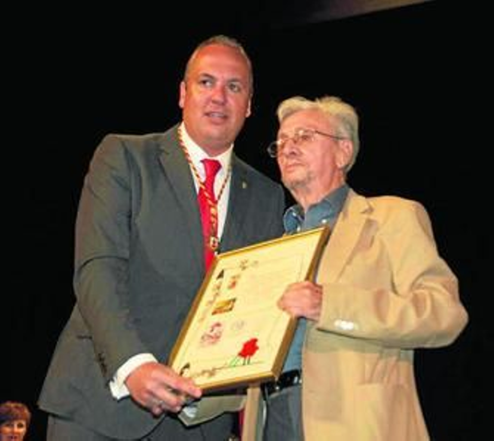 Los distinguidos, antes de recibir sus títulos en el Teatro Juan Luis Galiardo.