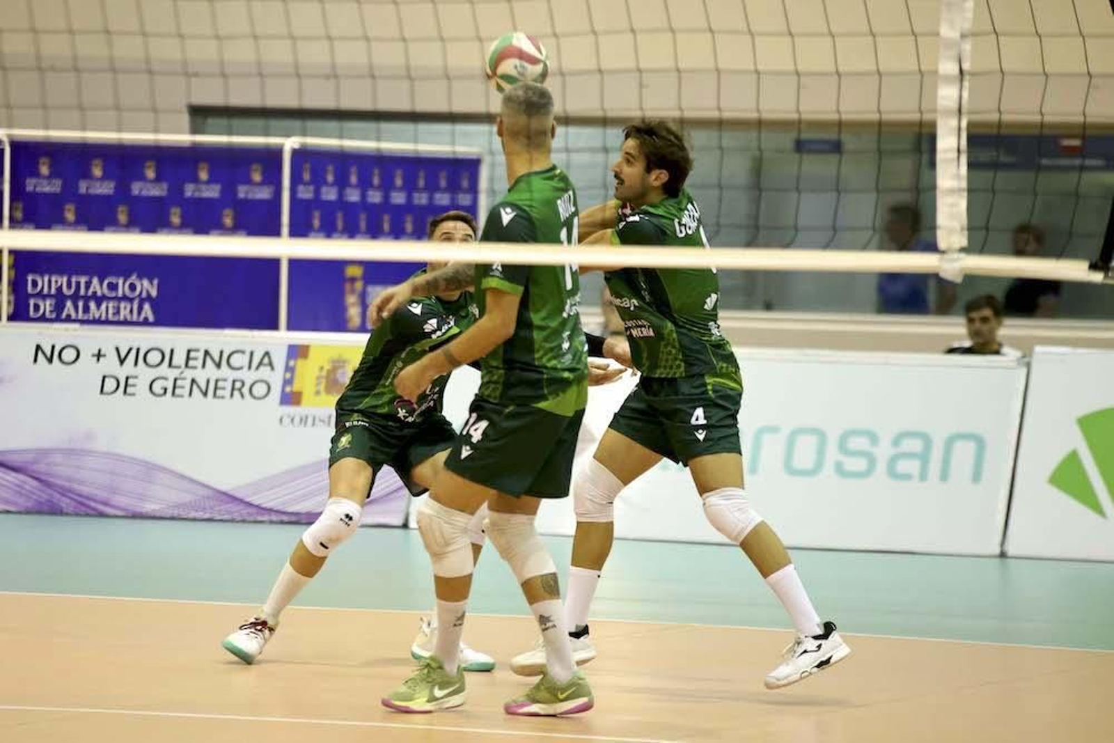 Una acción del conjunto ahorrador durante uno de sus partidos disputados en el Moisés Ruiz en el presente curso.