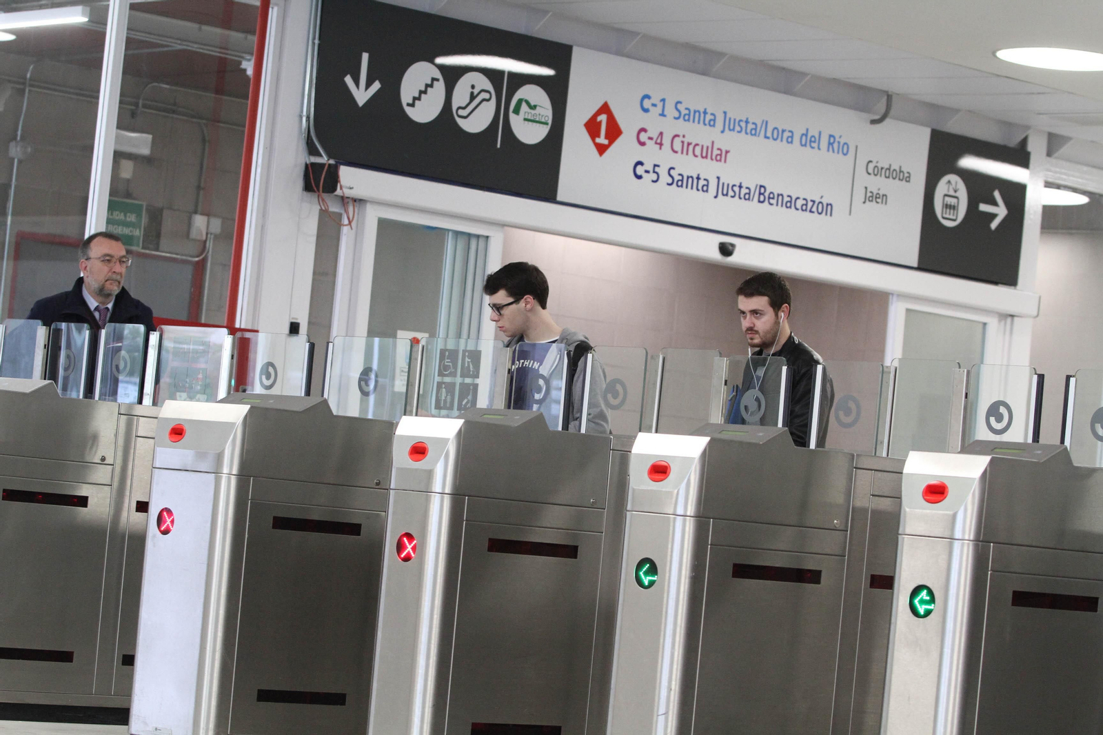 Usuarios del Cercanías en la estación de San Bernardo de Sevilla.