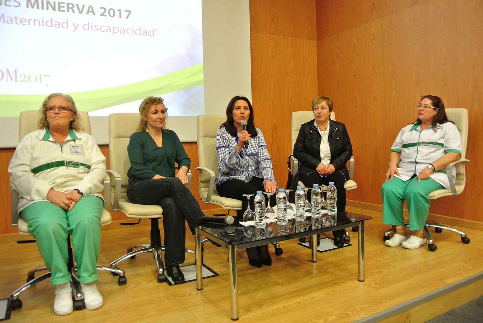 Las madres relataron sus experiencias en una mesa redonda.