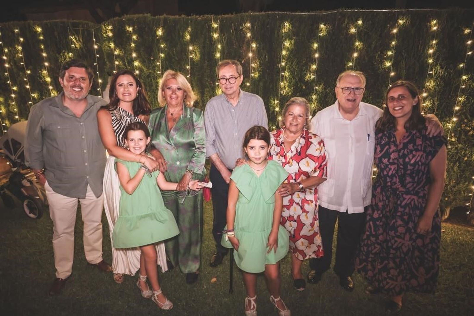 El matrimonio José Blas Fernández e Isabel Escobar con el padre Manuel Fernández de la Puente, Isabel y José Blas Fernández Escobar, María Sánchez, Soledad Torrado y las nietas.