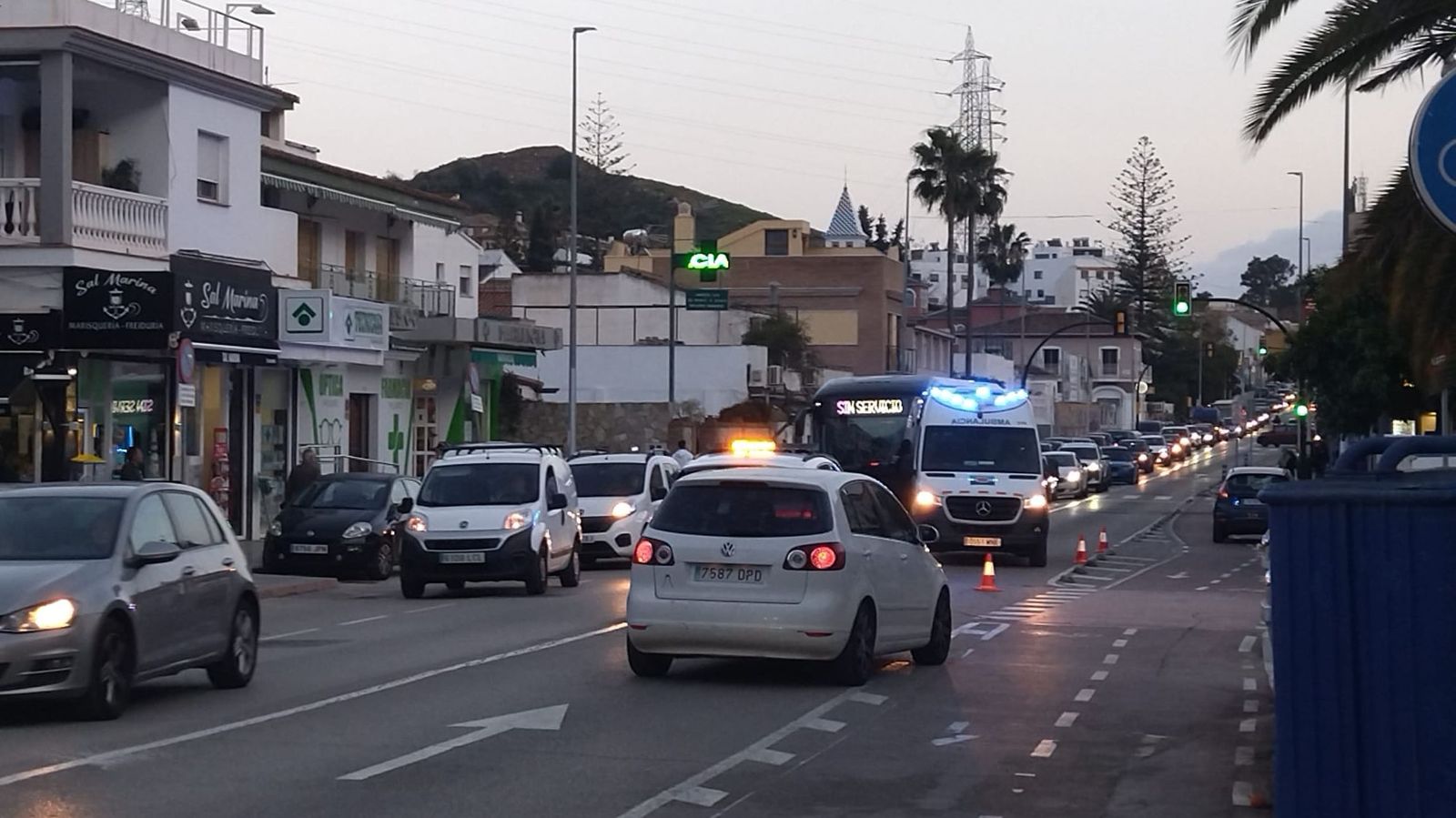 Ambulancia en la avenida Lope de Rueda asistiendo al motorista tras el accidente