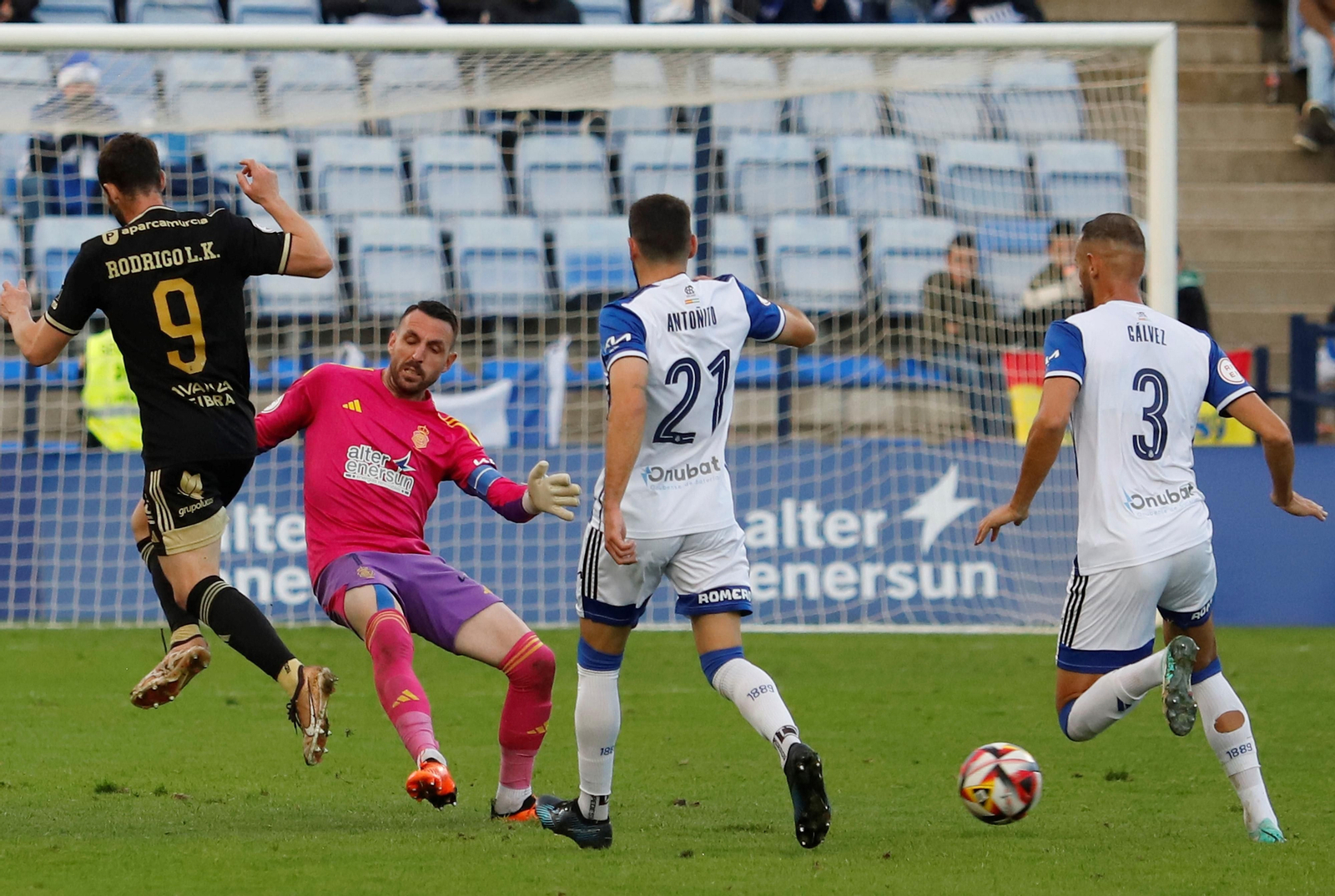 Rubén Gálvez sale a por un balón ante el Real Murcia.