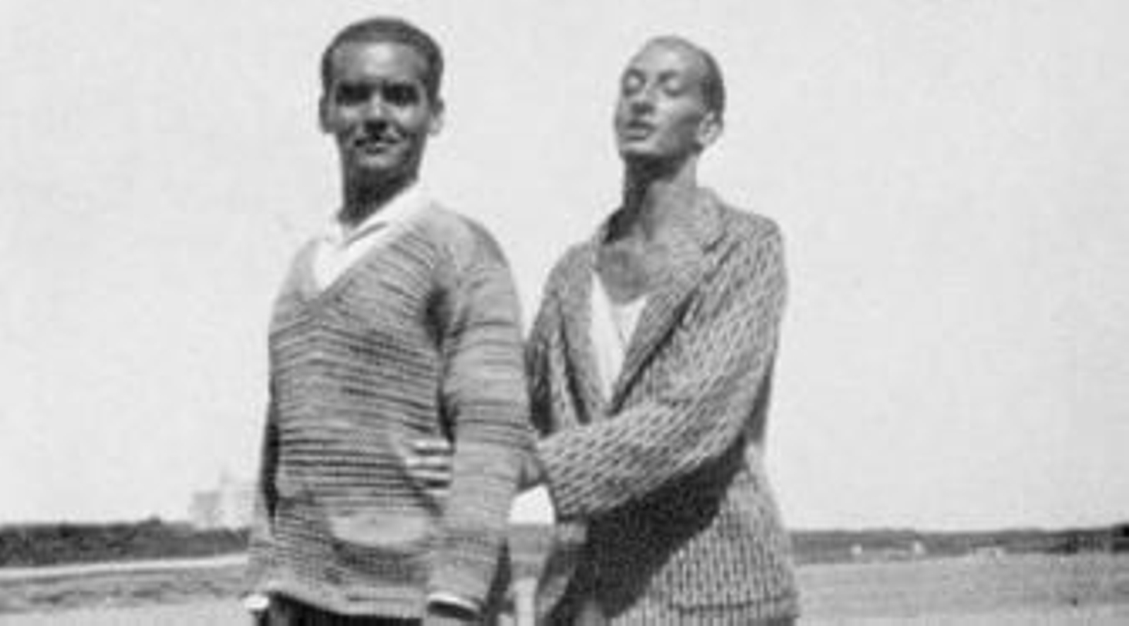 Federico García Lorca, ante un cuadro que le regaló Salvador Dalí.