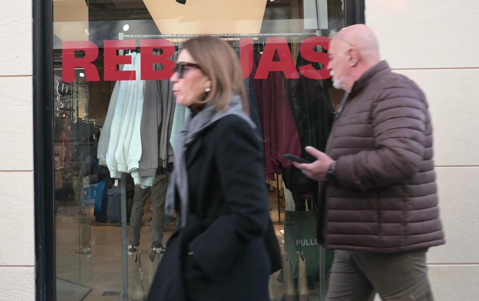 Sevillanos de compras en la primera mañana de rebajas, 7 de enero de 2026.