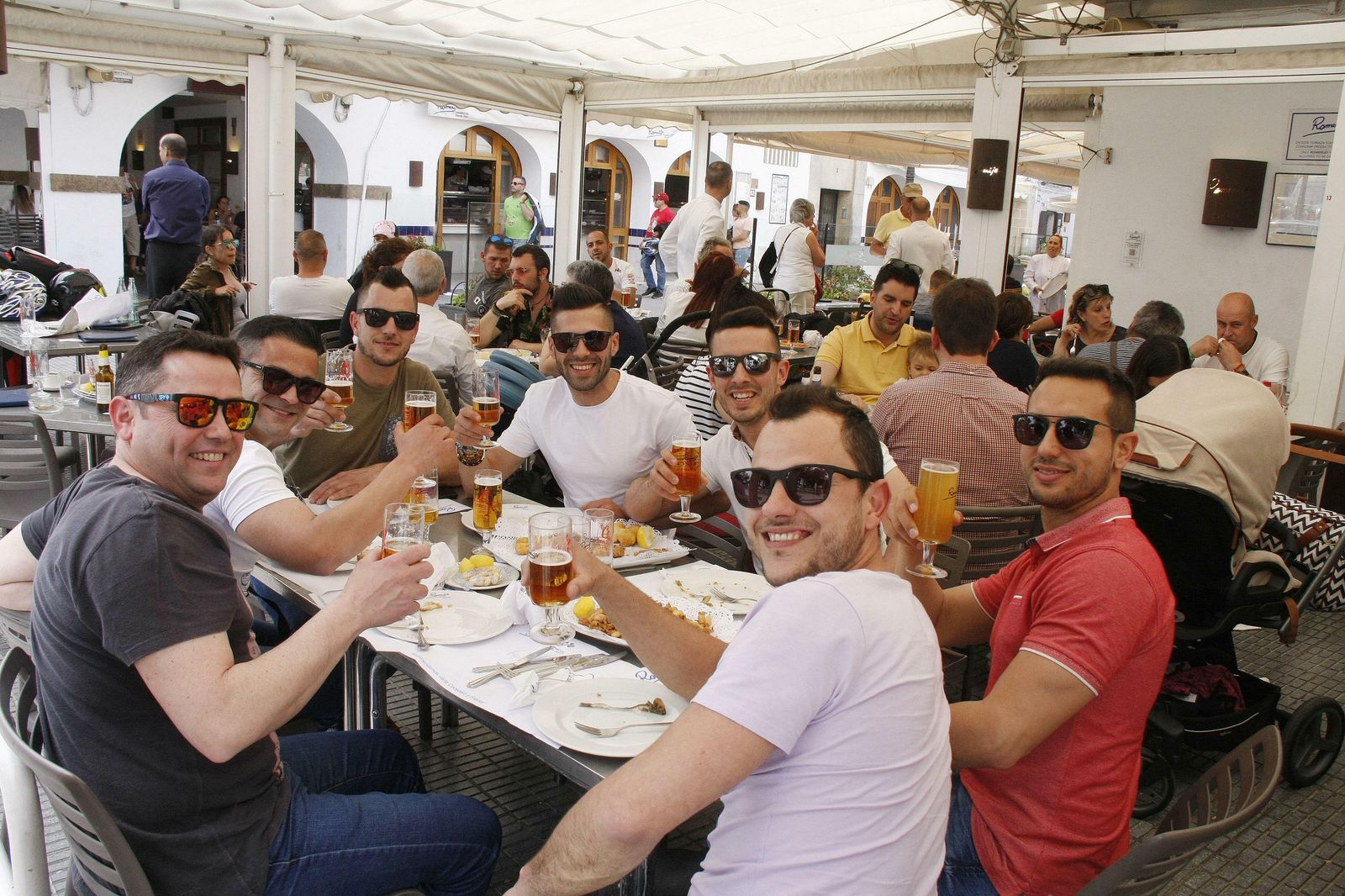 Un grupo de amigos disfrutando de un almuerzo en la terraza de uno de los bares en la Ribera del Marisco.