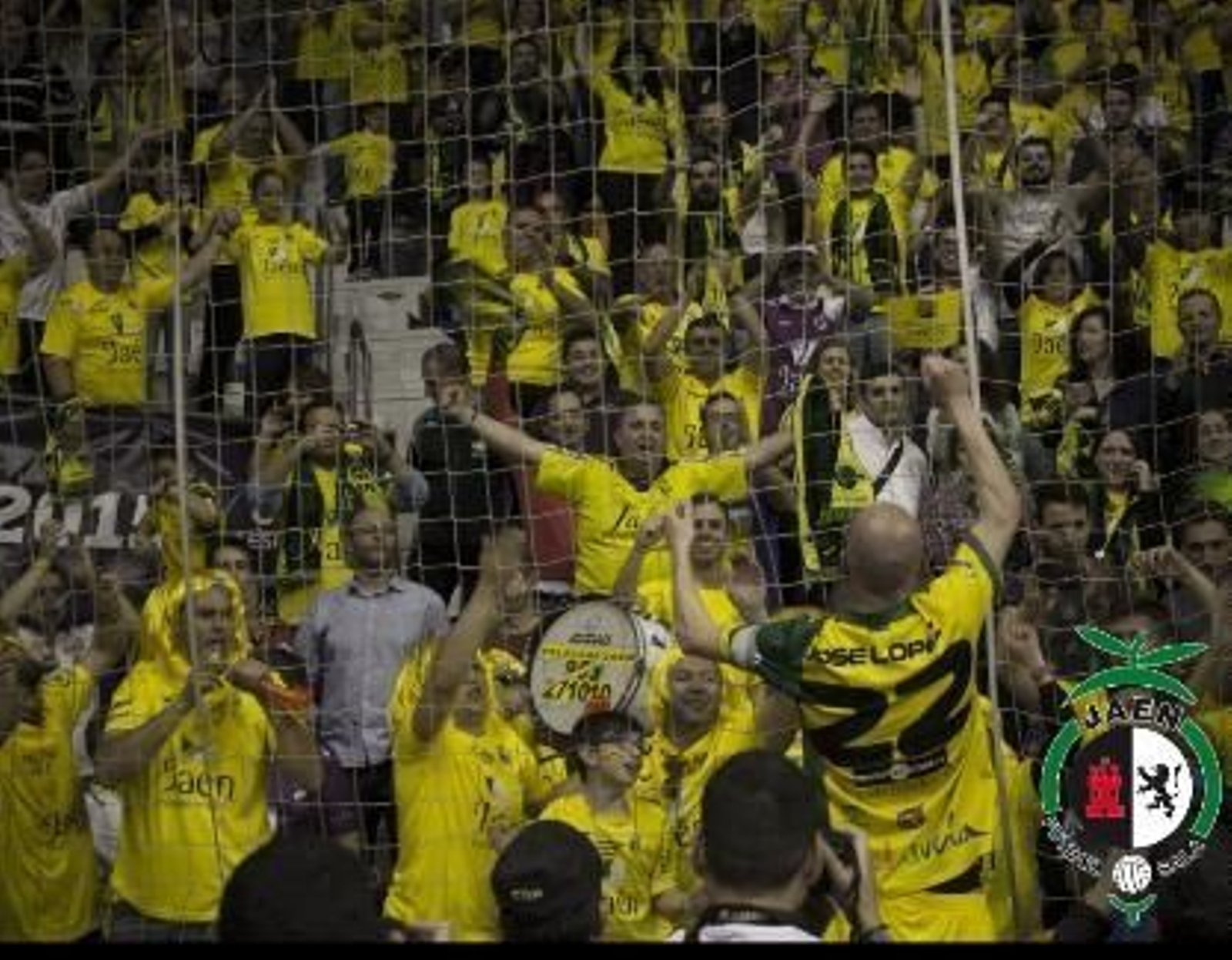 José López celebra con la Marea Amarilla uno de los triunfos en Ciudad Real.