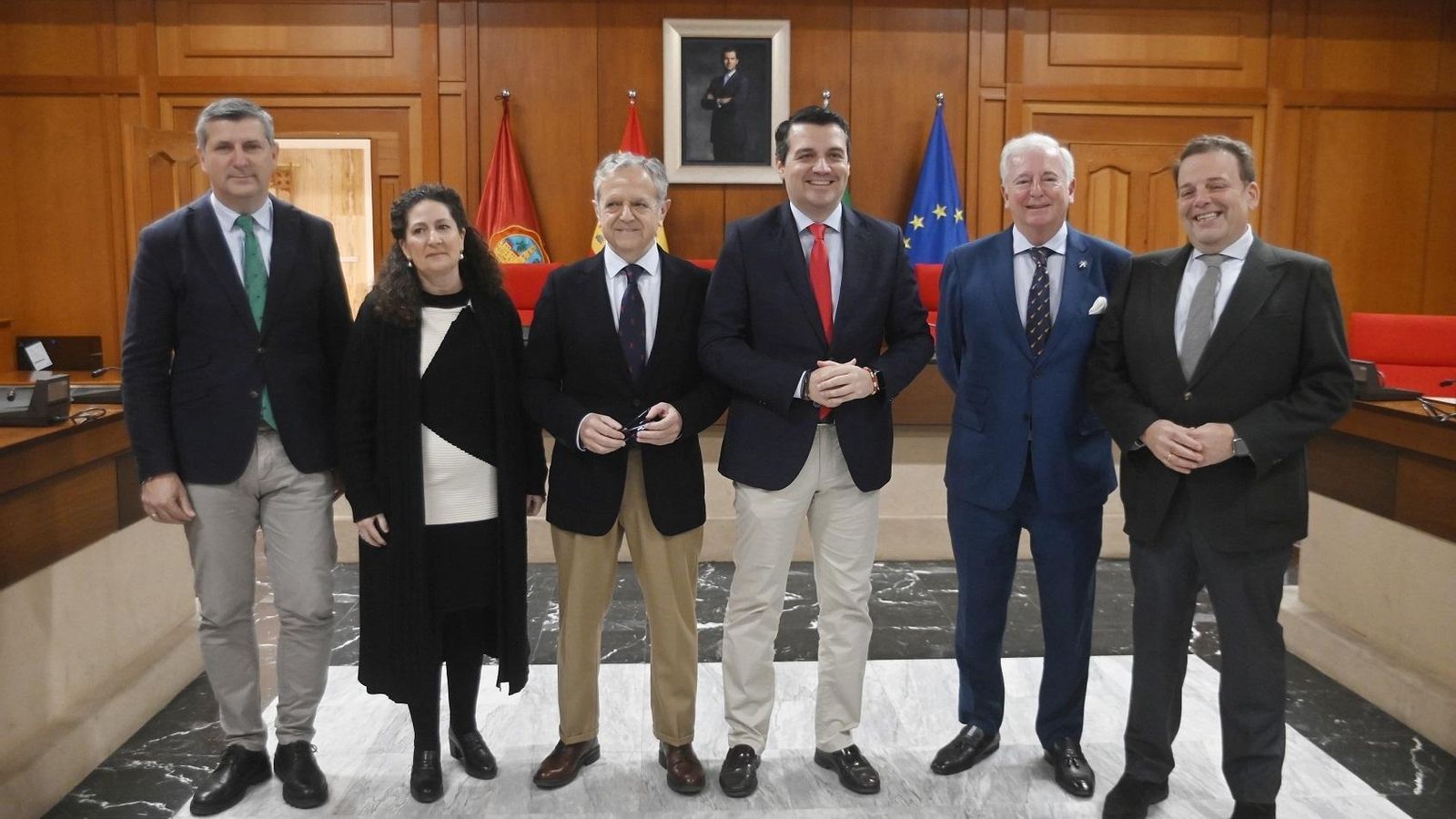 Foto de familia de la presentación de la Cata en el Ayuntamiento.