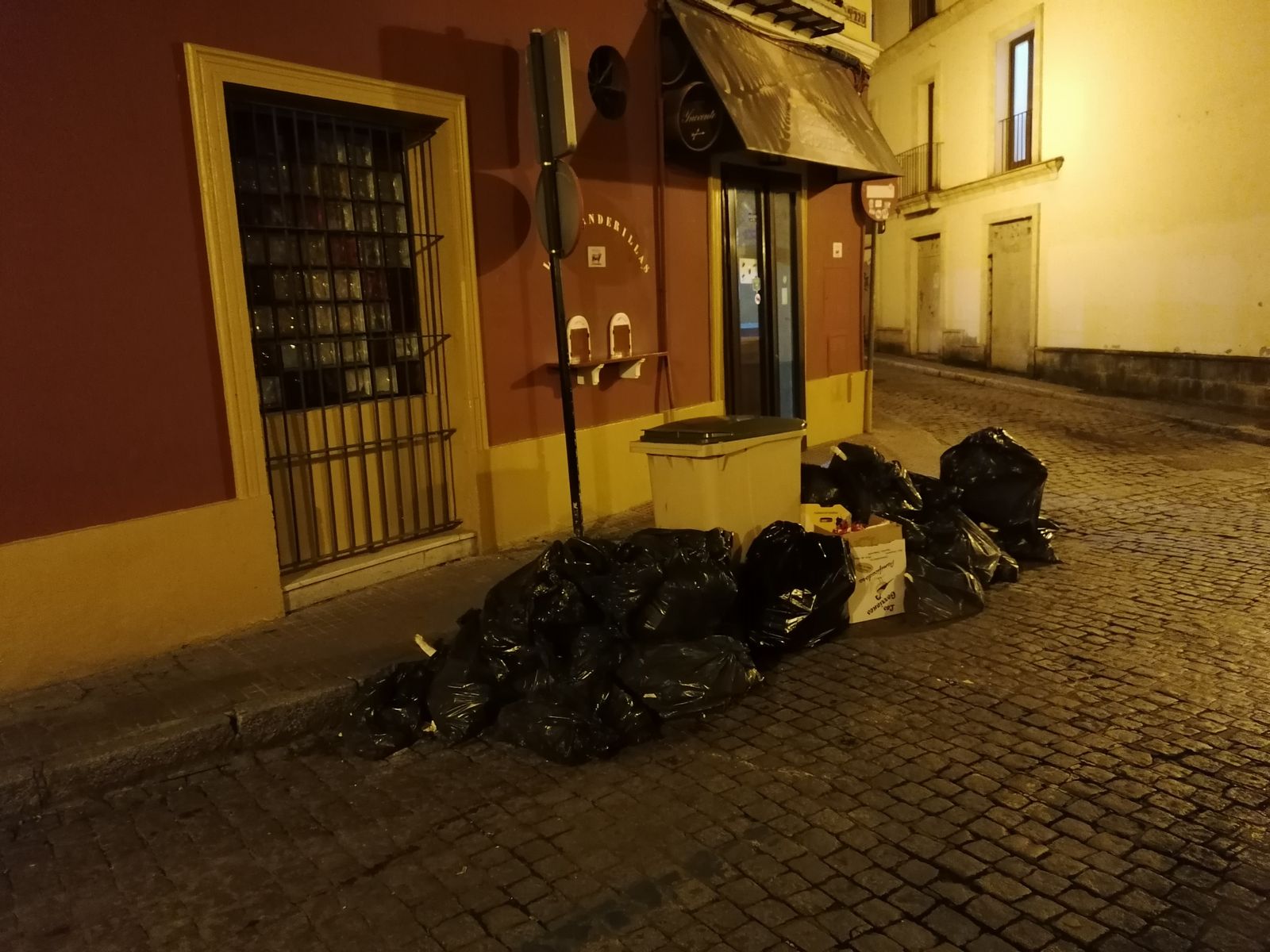 Quejas por la acumulación de basura en la calle