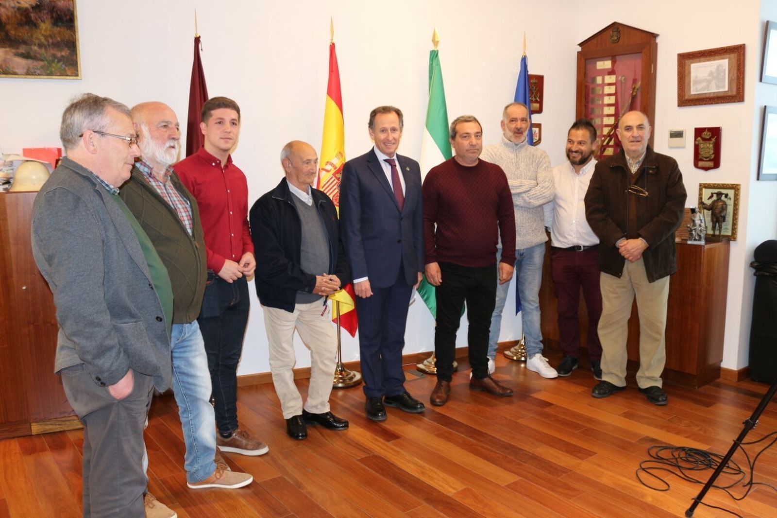 José Manzano, a la derecha del alcalde, durante el recibimiento en la Alcaldía.