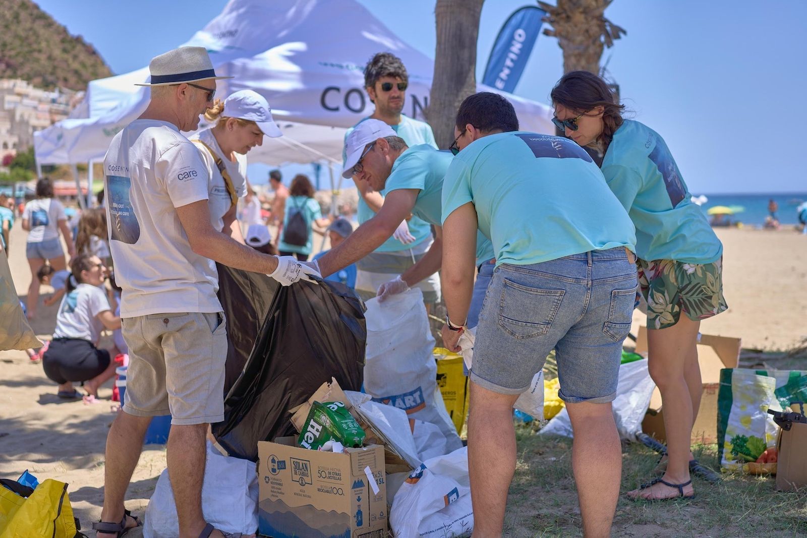 Campaña de recogida de plásticos de Cosentino en Cabo de Gata.