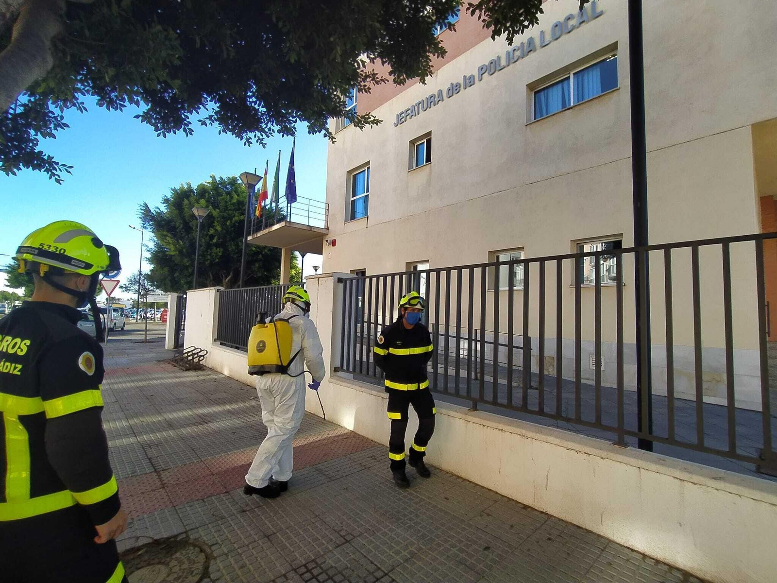 Bomberos desinfecta la zona exterior de la Jefatura de Policía Local.