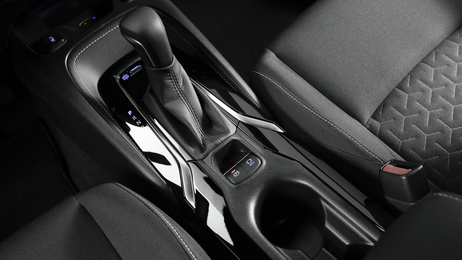 Por delante del cambio, con un modo B en el que se retiene algo más el coche cuando no se acelera, están la tecla que activa el modo eléctrico.