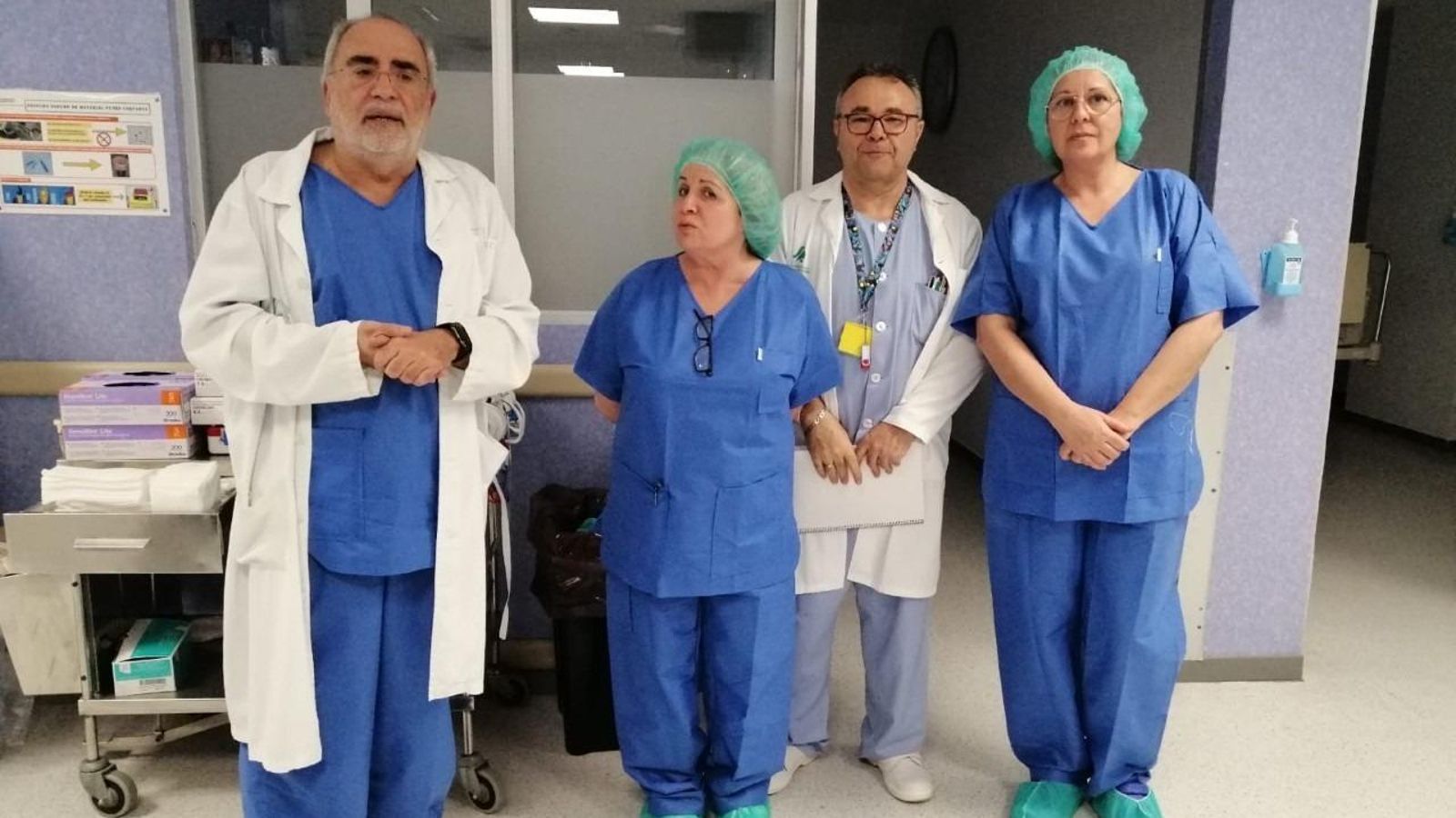El doctor Francisco Guerrero Gómez y el responsable de enfermería de la UCI del Hospital Universitario Torrecárdenas, Francisco Javier Lao, con parte del equipo.