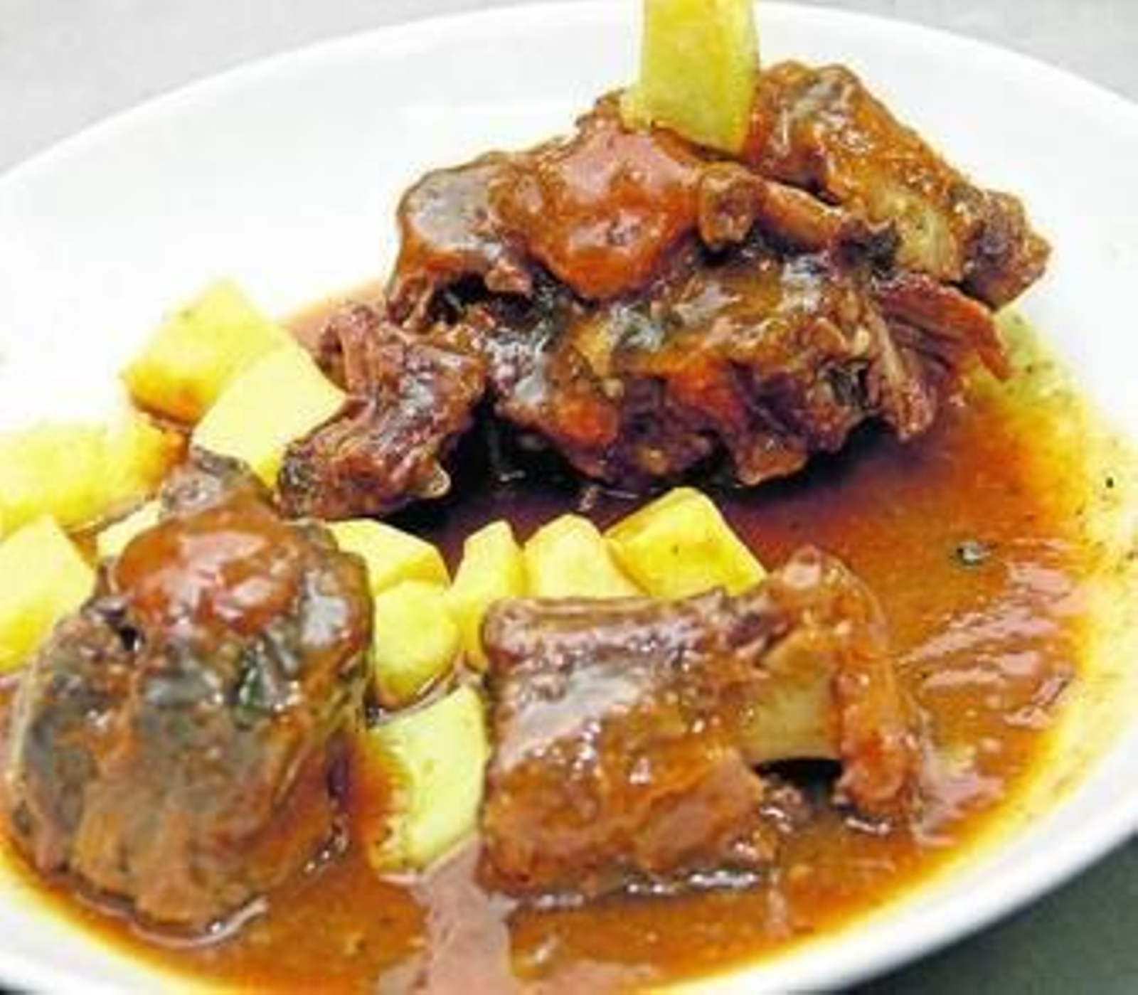 1. Un año más representantes de todas las instituciones  quisieron arropar a Álvarez y  Nestares en la presentación. También hubo un invitado estrella sorpresa: Alberto Chicote. 2. La cocina de Las Tinajas estaba ayer al 100%. 3 y 4. Dos de los platos que se pudieron degustar en Las Tinajas.