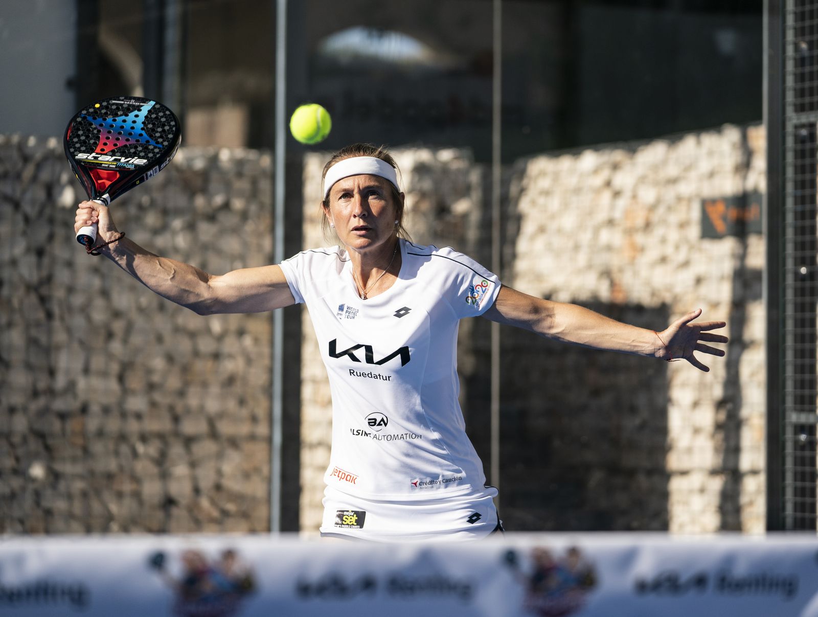 Carolina Navarro golpea en la red una bola en un entrenamiento.