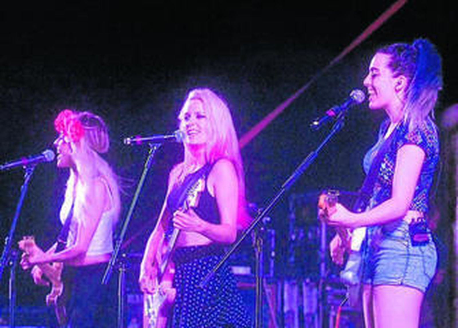 Sonia, Alba y Rocío, componentes de Sweet California, gustaron mucho en Roquetas.