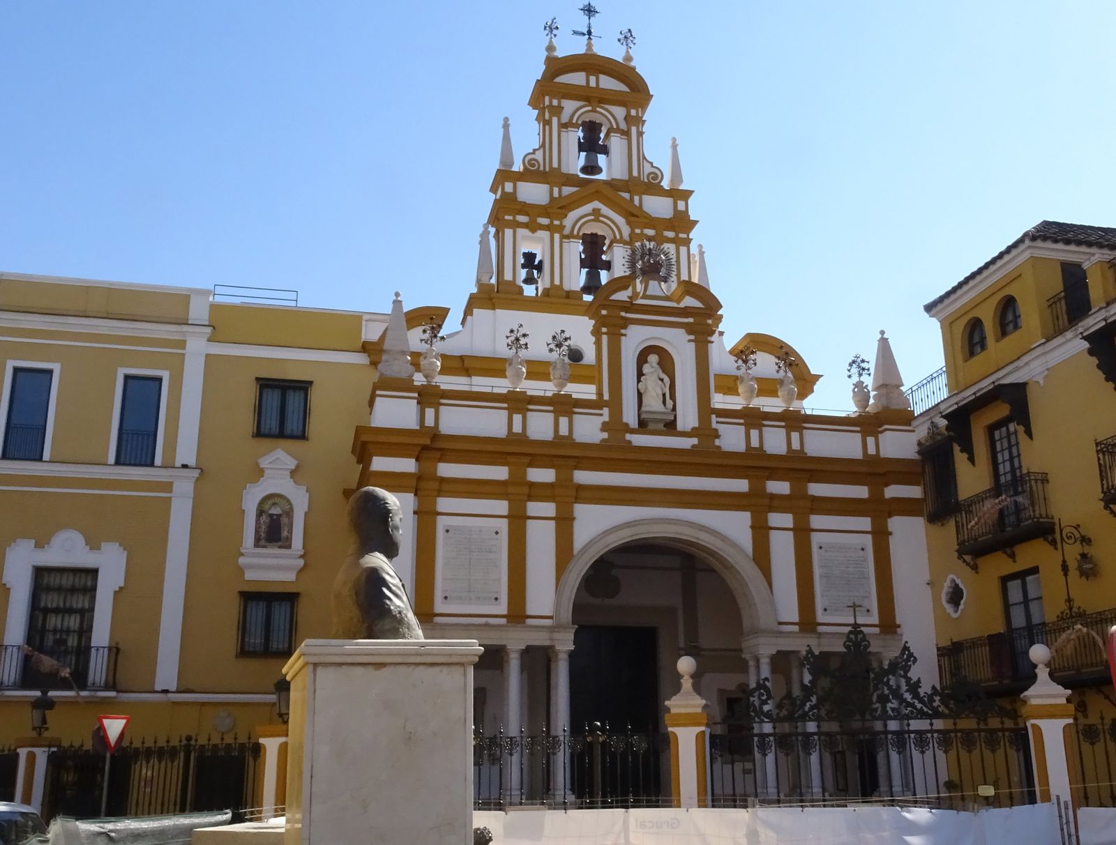Fachada exterior de la Basílica de la Macarena.