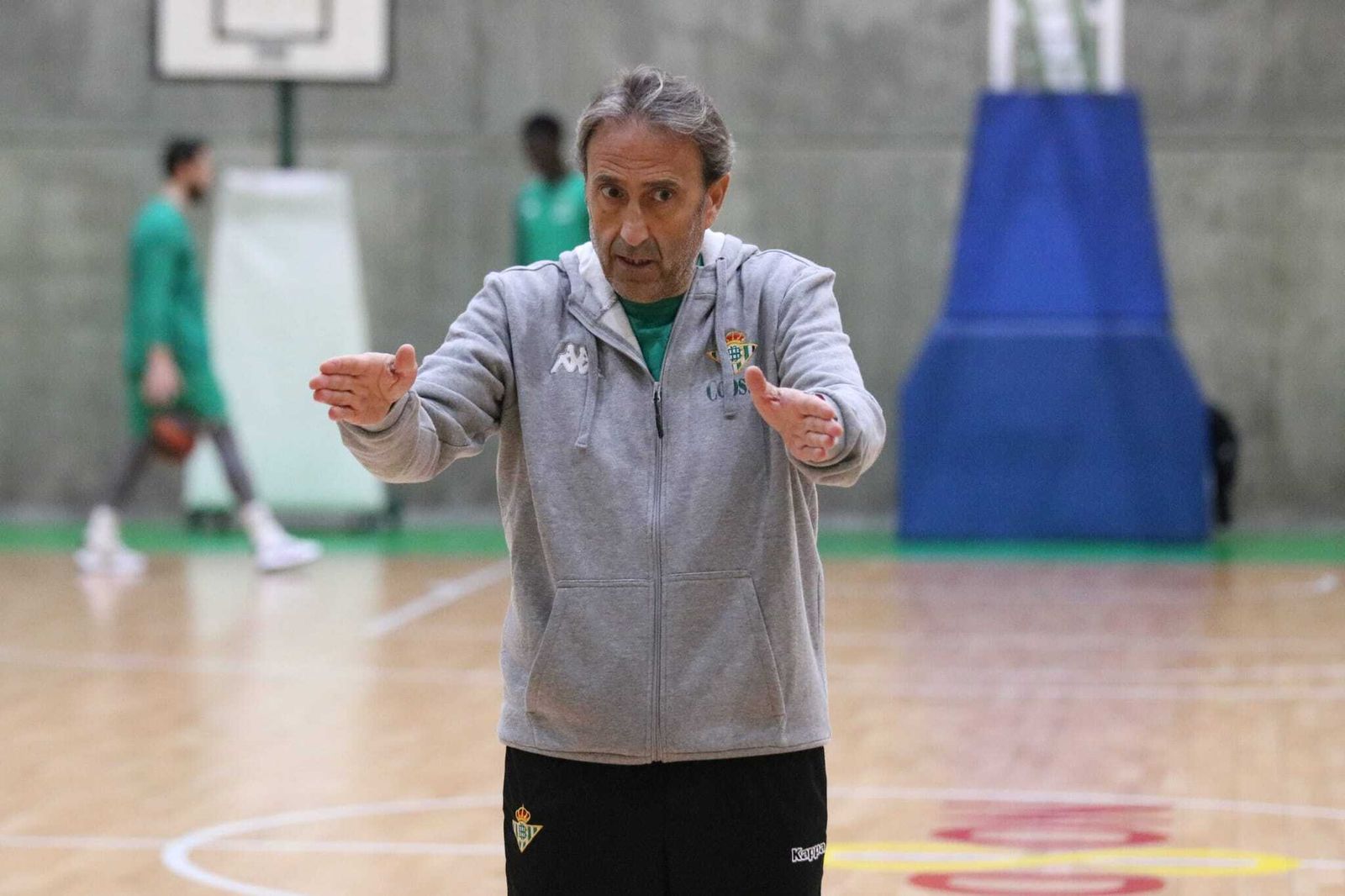 Luis Casimiro da órdenes durante un entrenamiento de la presente semana.