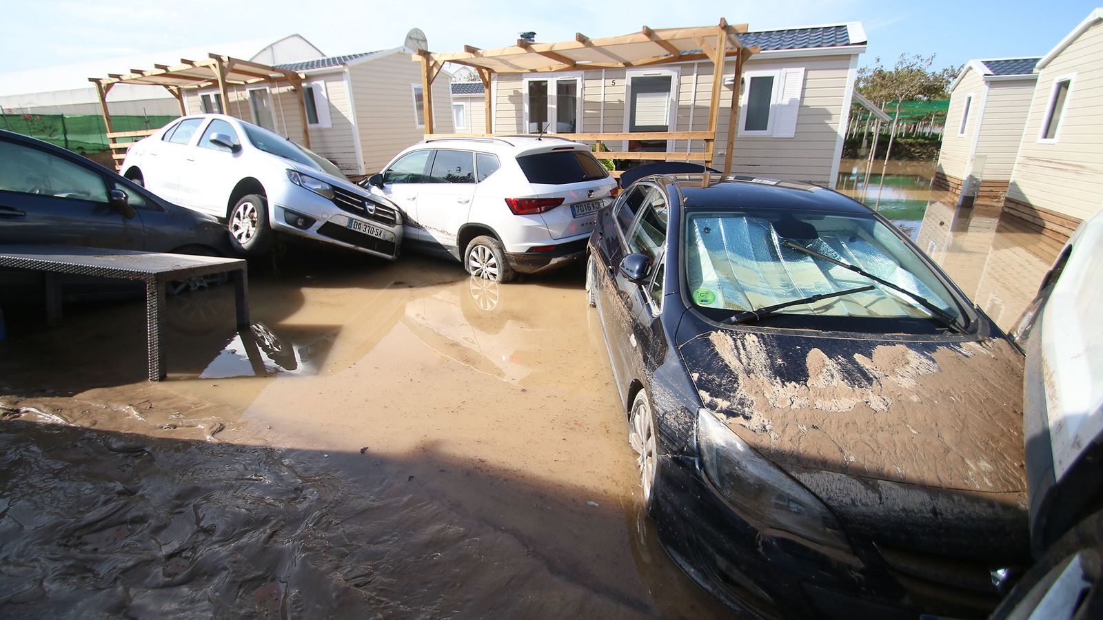 Coches amontonados por las corrientes de agua en el camping de Cabo de Gata