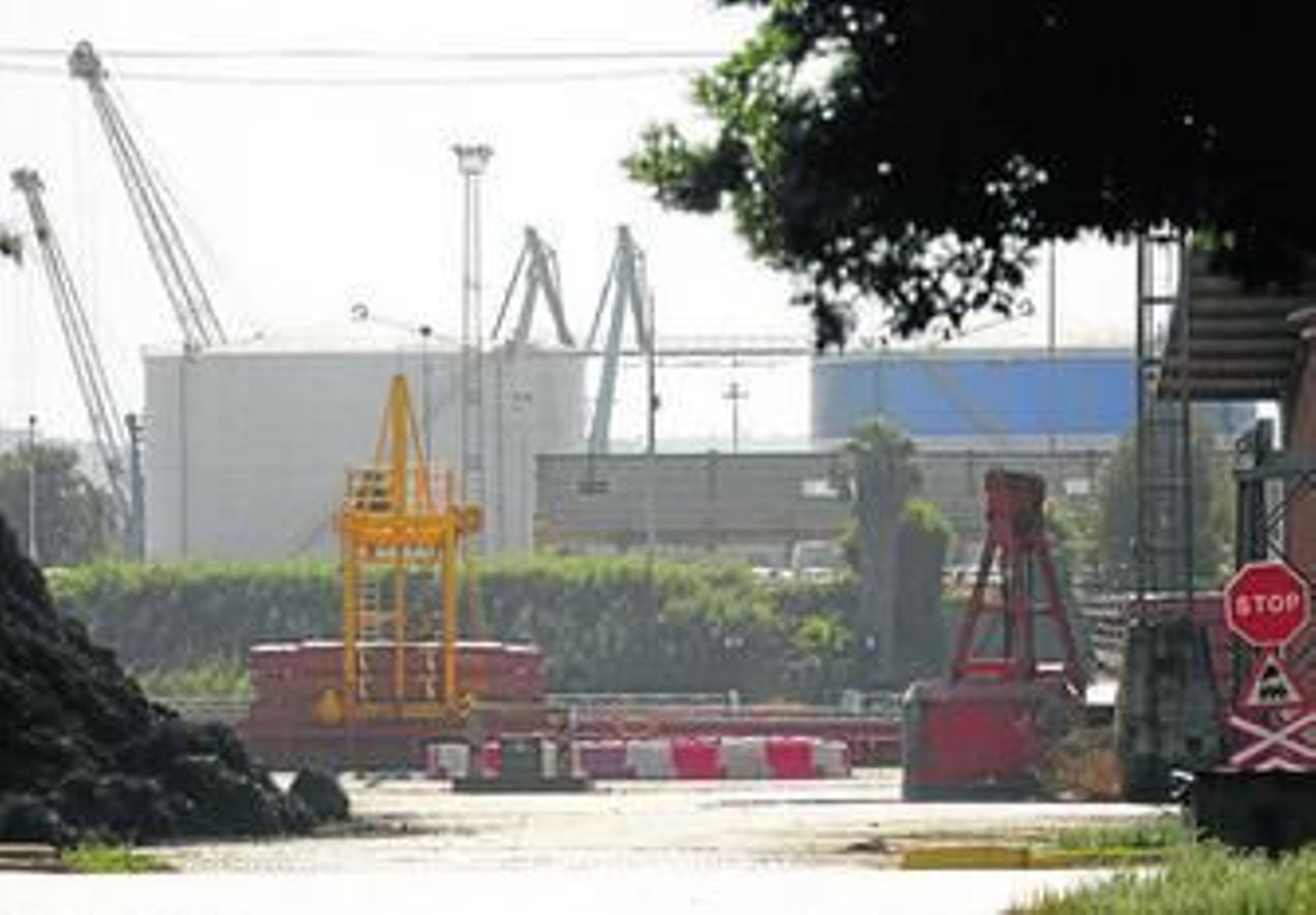 Los depósitos de la Compañía Logística de Hidrocarburos (CLH) vistos desde el Muelle de Tablada, en la orilla contraria.
