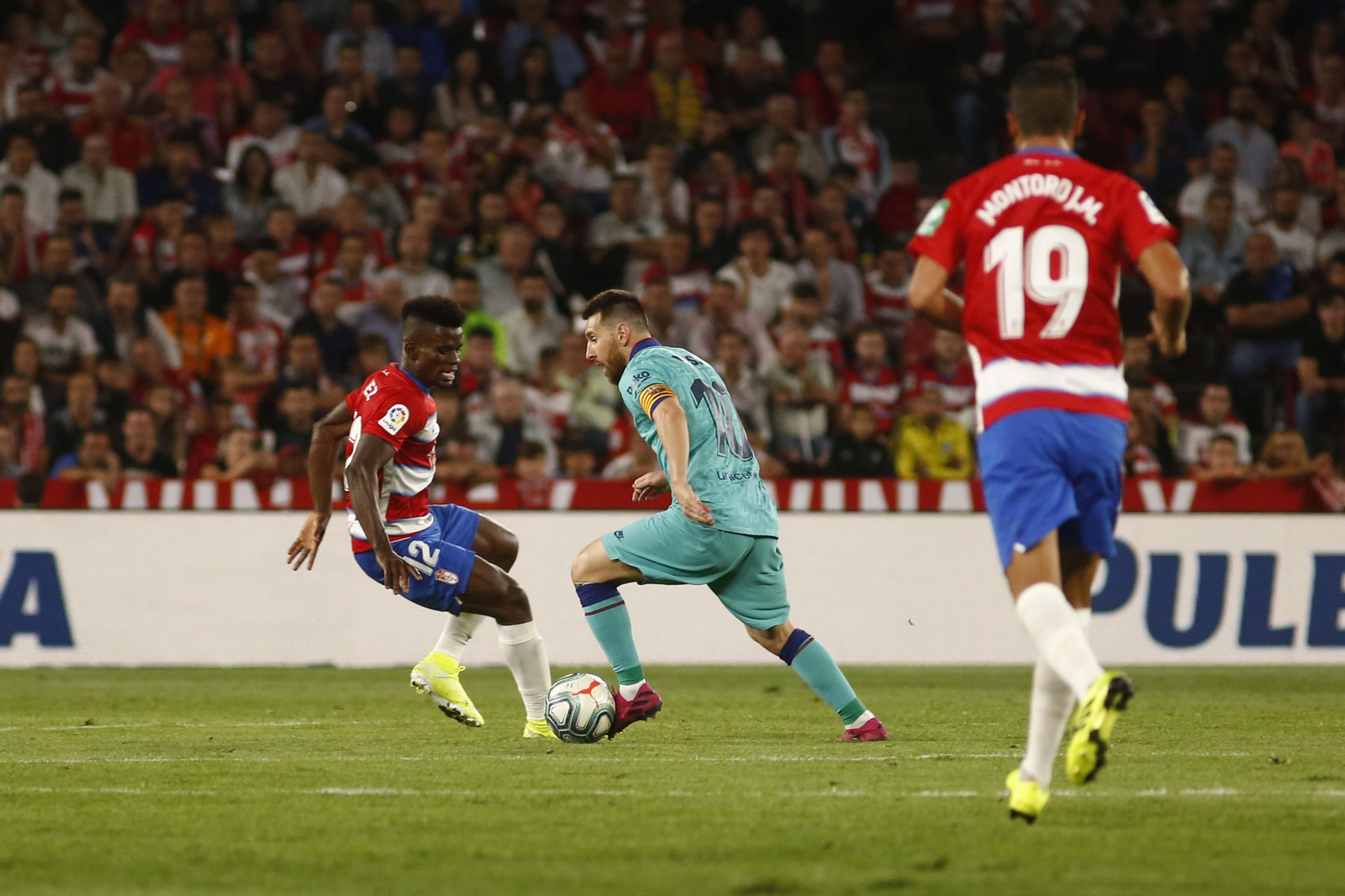 Ramón Azeez ante Leo Messi en el duelo liguero de la pasada temporada.