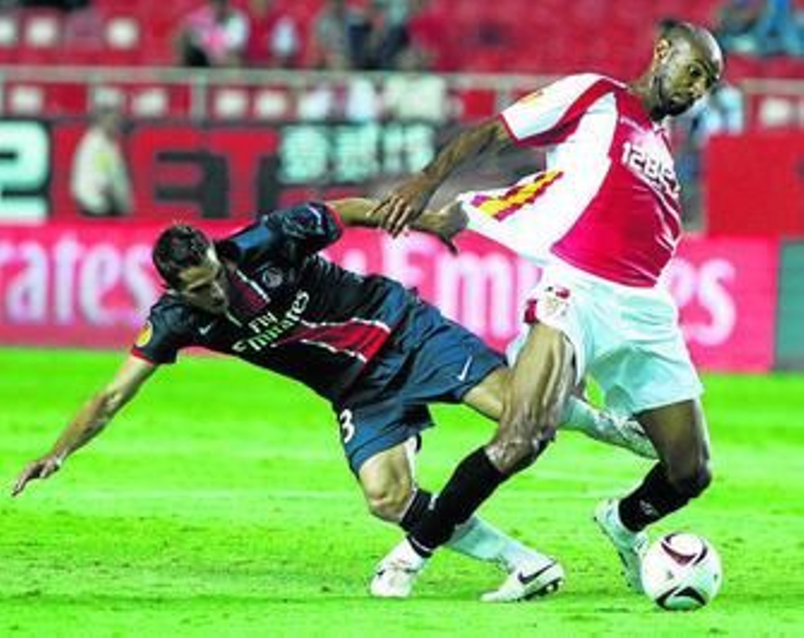 Kanoute intenta zafarse del acoso del pegajoso Clement.