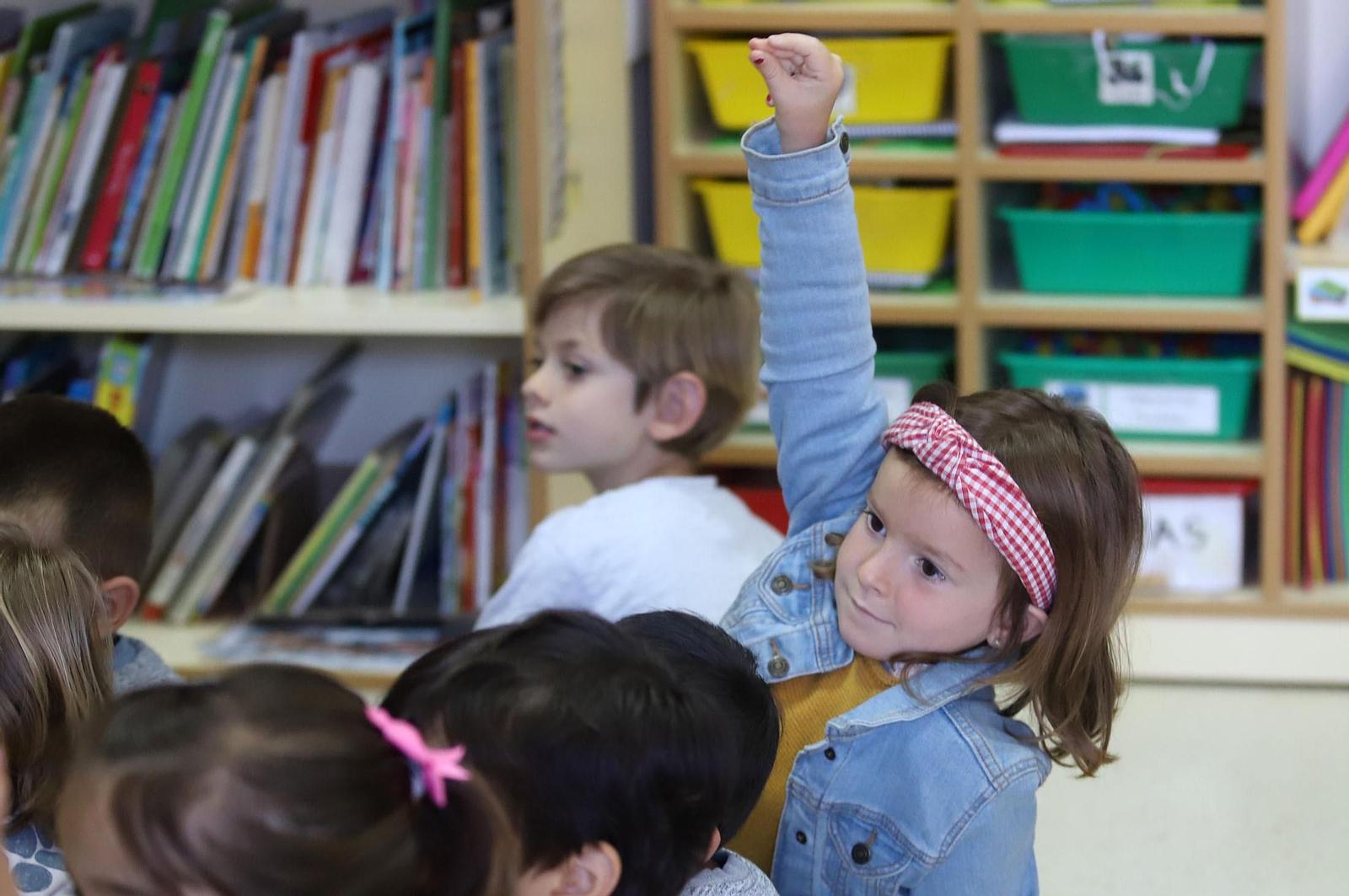 Imágenes de los alumnos de infantil de El Puntal haciendo de periodistas