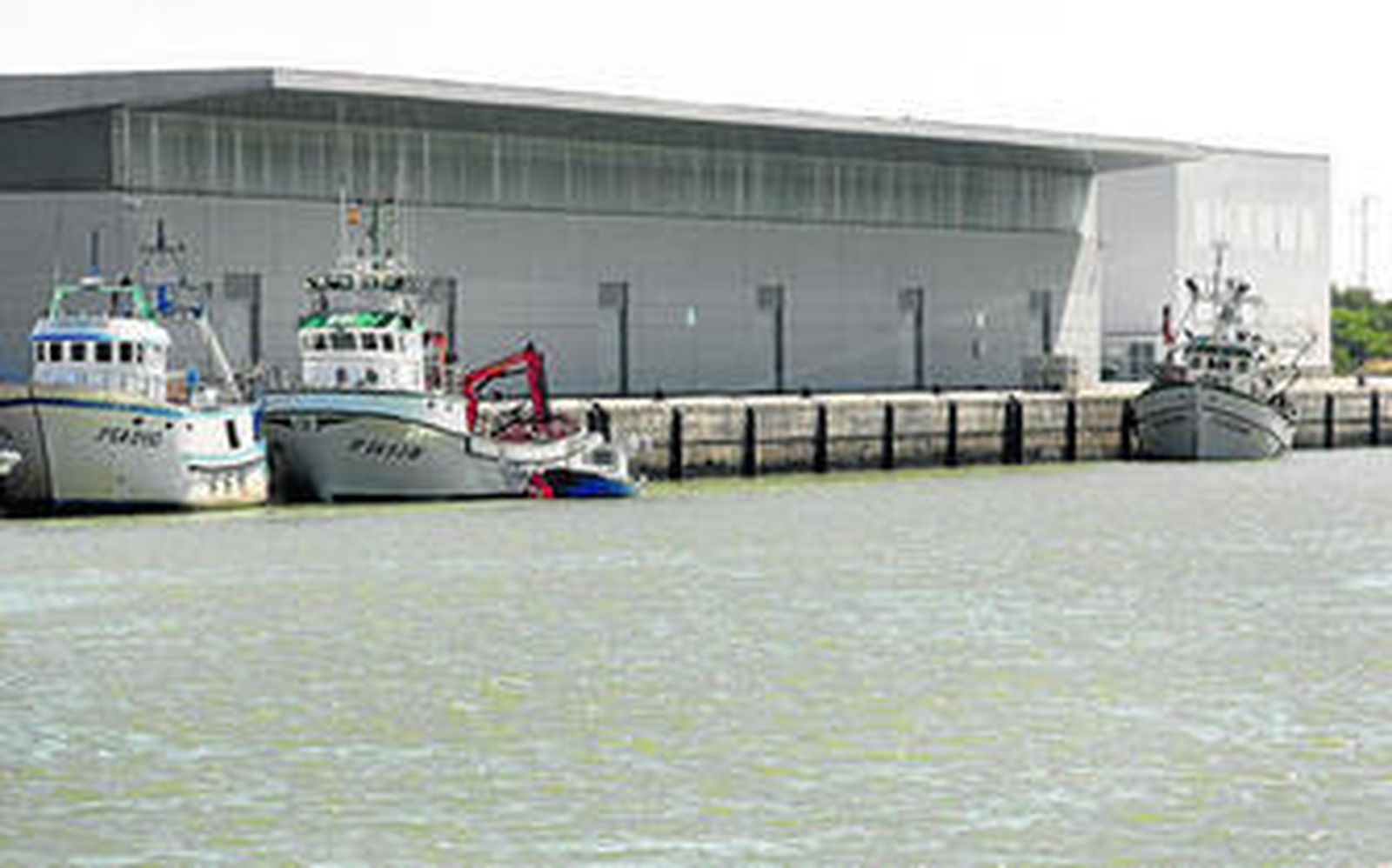 Imagen de la lonja y de la sala de segundas ventas (que aparece a la derecha) en El Puerto de Santa María.