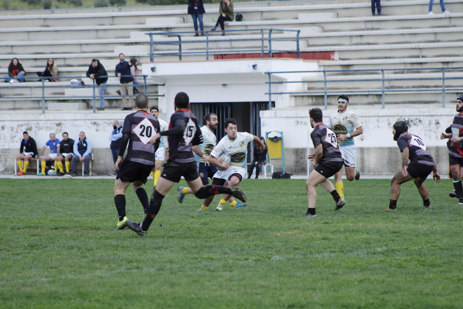 El apertura del CRAC dribla a jugadores de Huelva Rugby Unión El apertura del CRAC dribla a jugadores de Huelva Rugby Unión