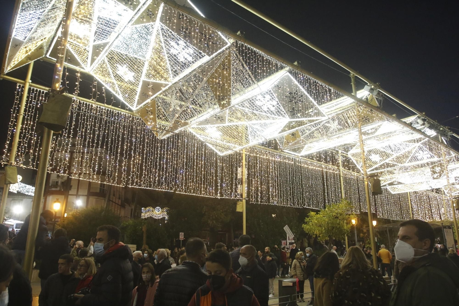 El encendido del espectacular alumbrado navideño de Puente Genil, en fotografías