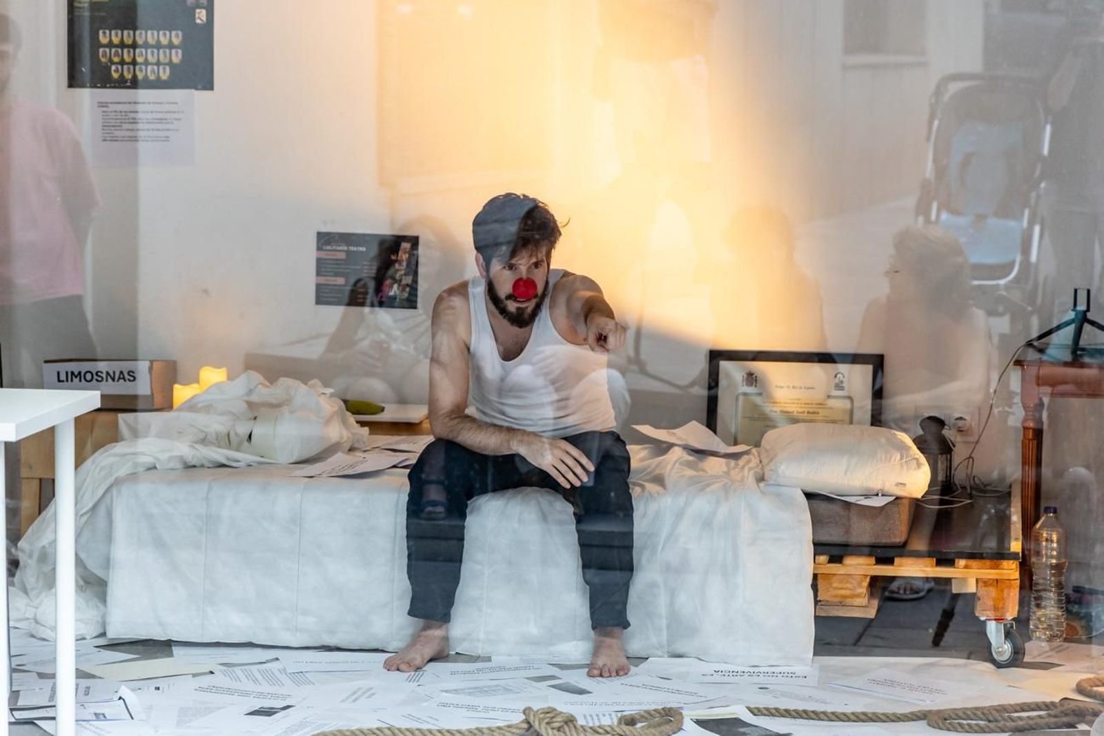 El escaparate que denunció la precariedad cultural: así fue la protesta artística de Manuel Sutil