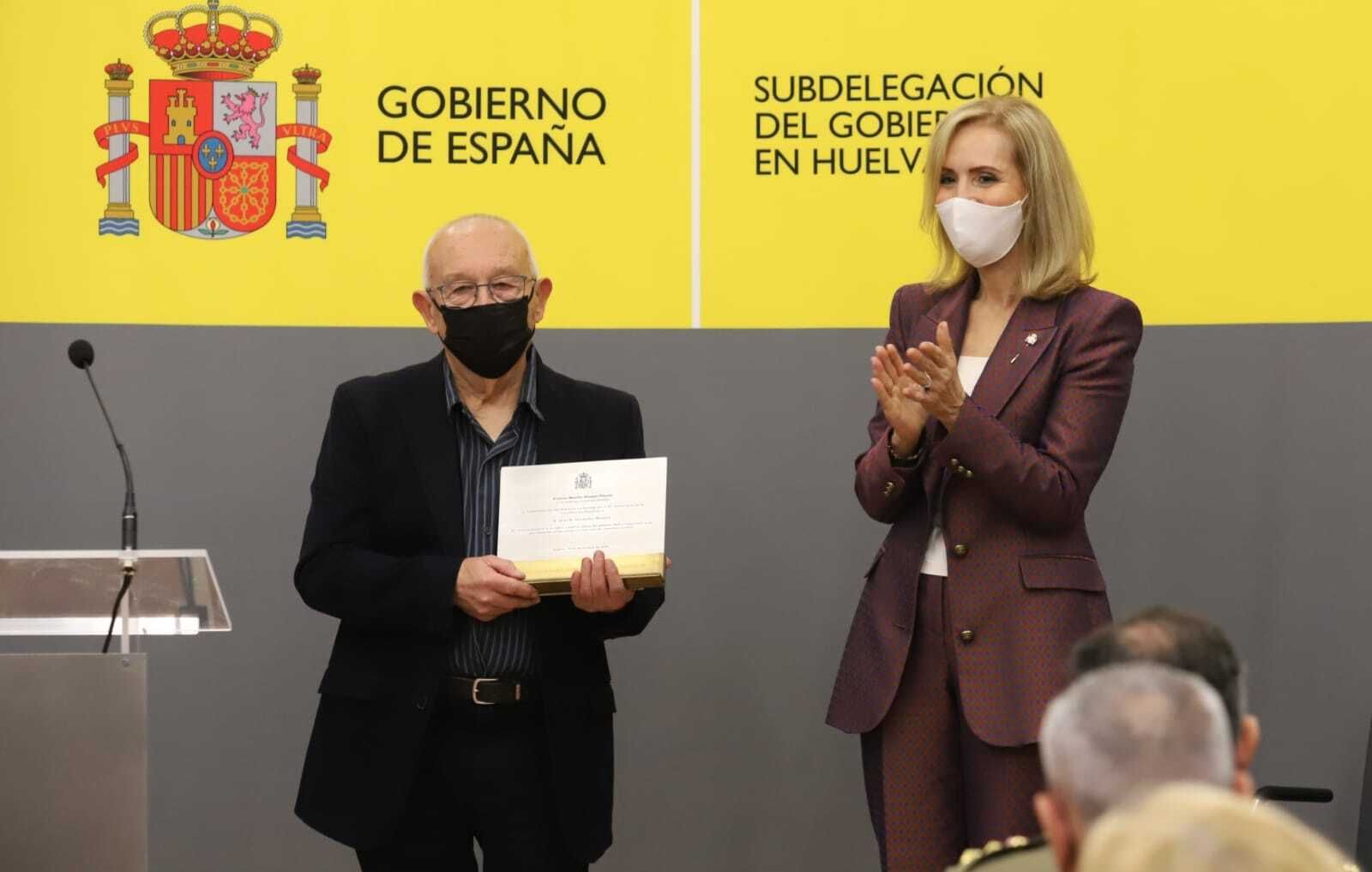 Manuela Parralo aplaude a Juan Manuel Seisdedos con la placa que le acredita como Premio Martín Alonso Pinzón en su 12ª edición.
