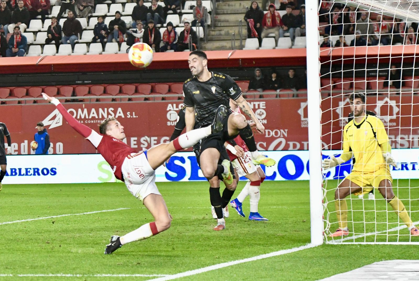 Víctor Ruiz, al corte ante Pedro Benito.
