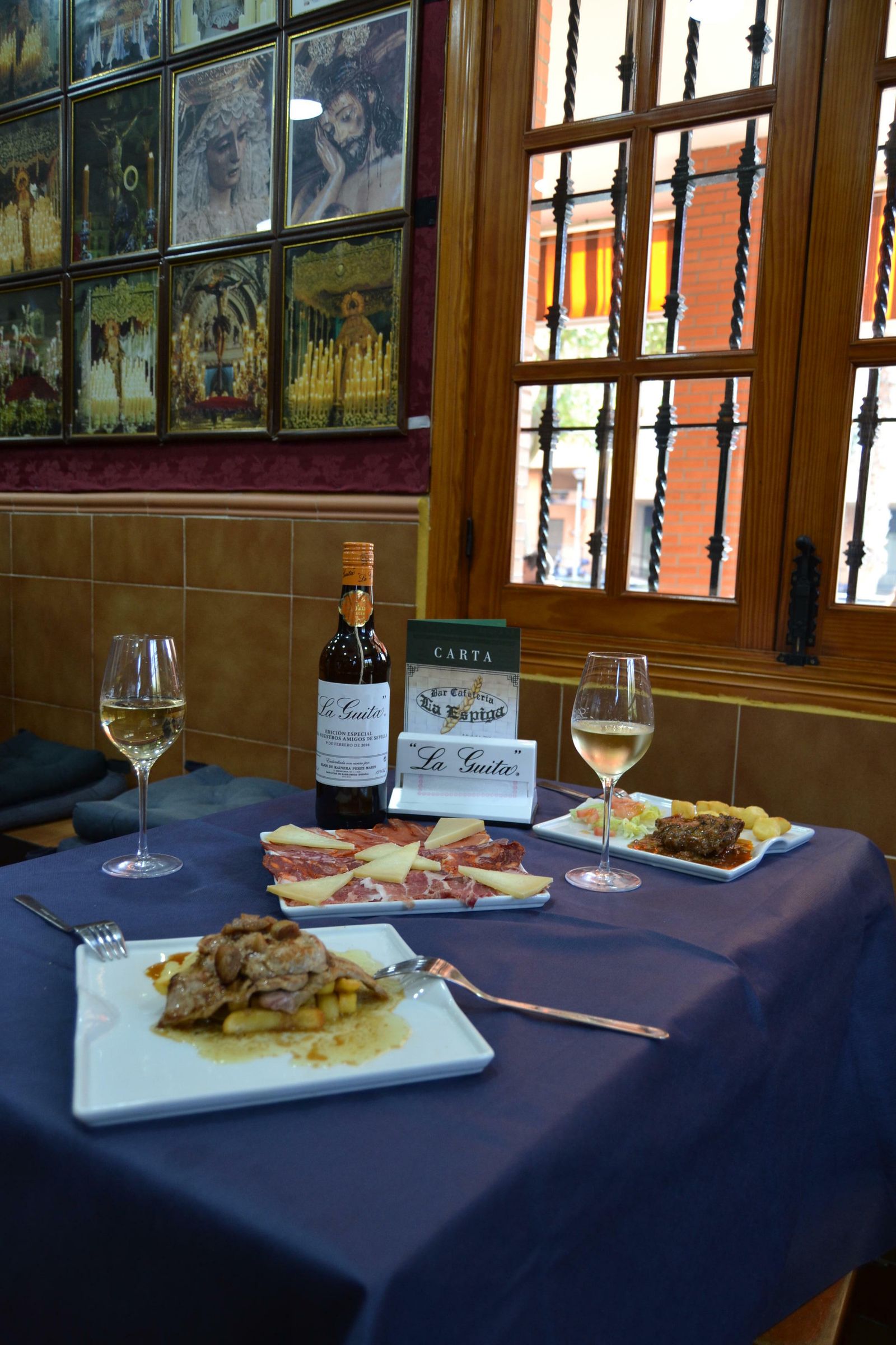 Un buen picoteo de ibéricos, “carrillá” y solomillo al whisky.